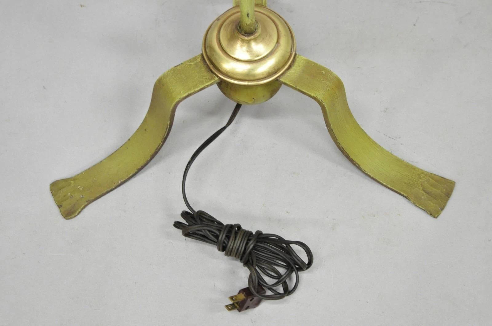 Lampadaire antique Renaissance espagnole gothique en fer vert et laiton à trépied en vente 4
