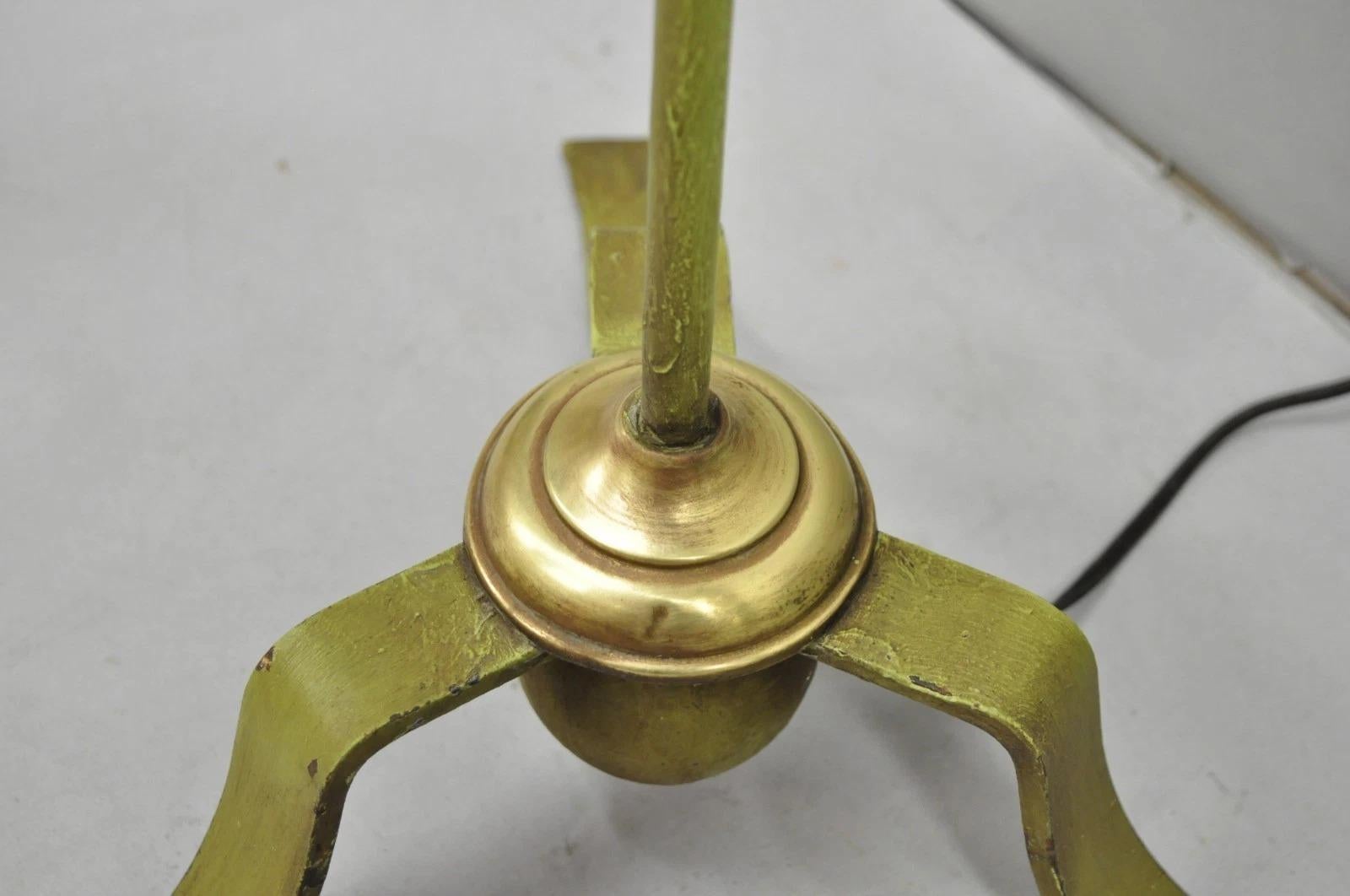 Lampadaire antique Renaissance espagnole gothique en fer vert et laiton à trépied en vente 5