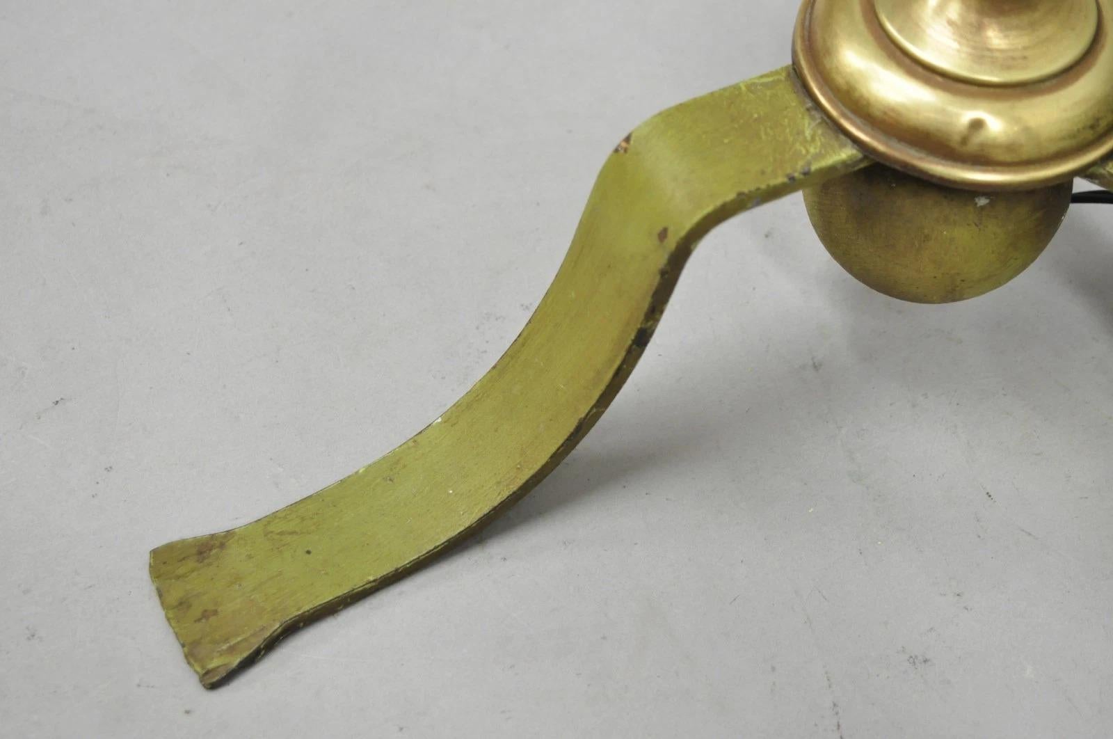 Lampadaire antique Renaissance espagnole gothique en fer vert et laiton à trépied en vente 6