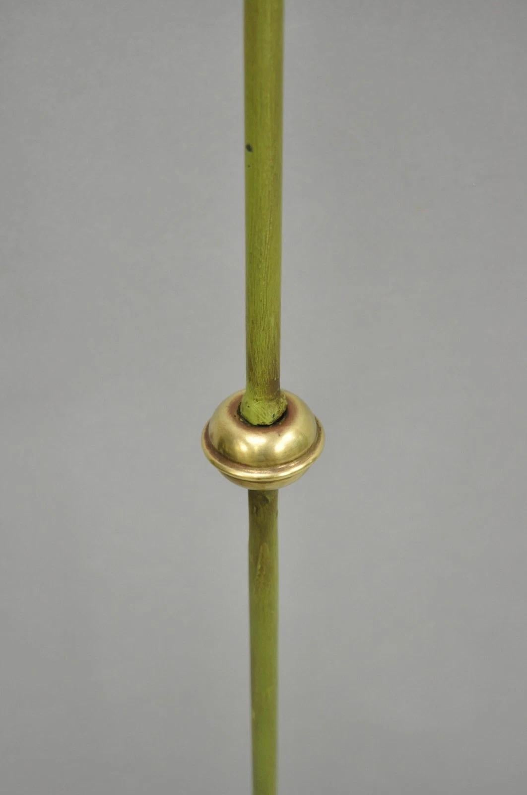 Lampadaire antique Renaissance espagnole gothique en fer vert et laiton à trépied en vente 7