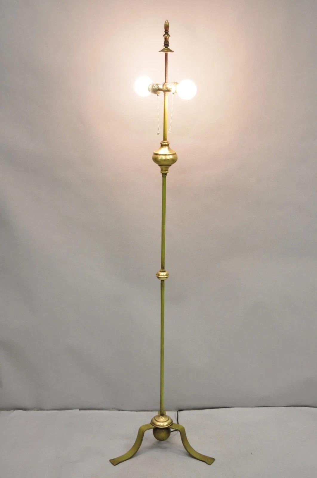 Lampadaire antique Renaissance espagnole gothique en fer vert et laiton à trépied en vente 8