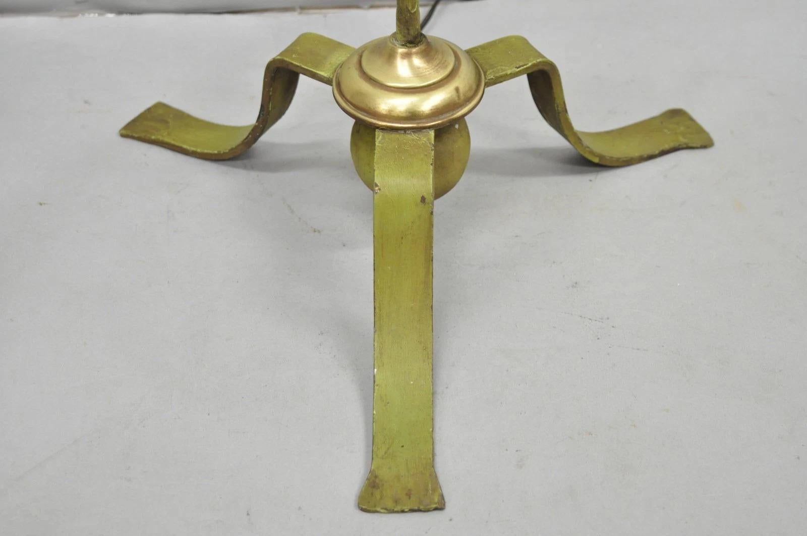 Inconnu Lampadaire antique Renaissance espagnole gothique en fer vert et laiton à trépied en vente