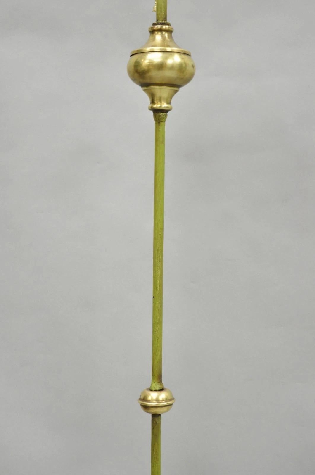 Lampadaire antique Renaissance espagnole gothique en fer vert et laiton à trépied Bon état - En vente à Philadelphia, PA