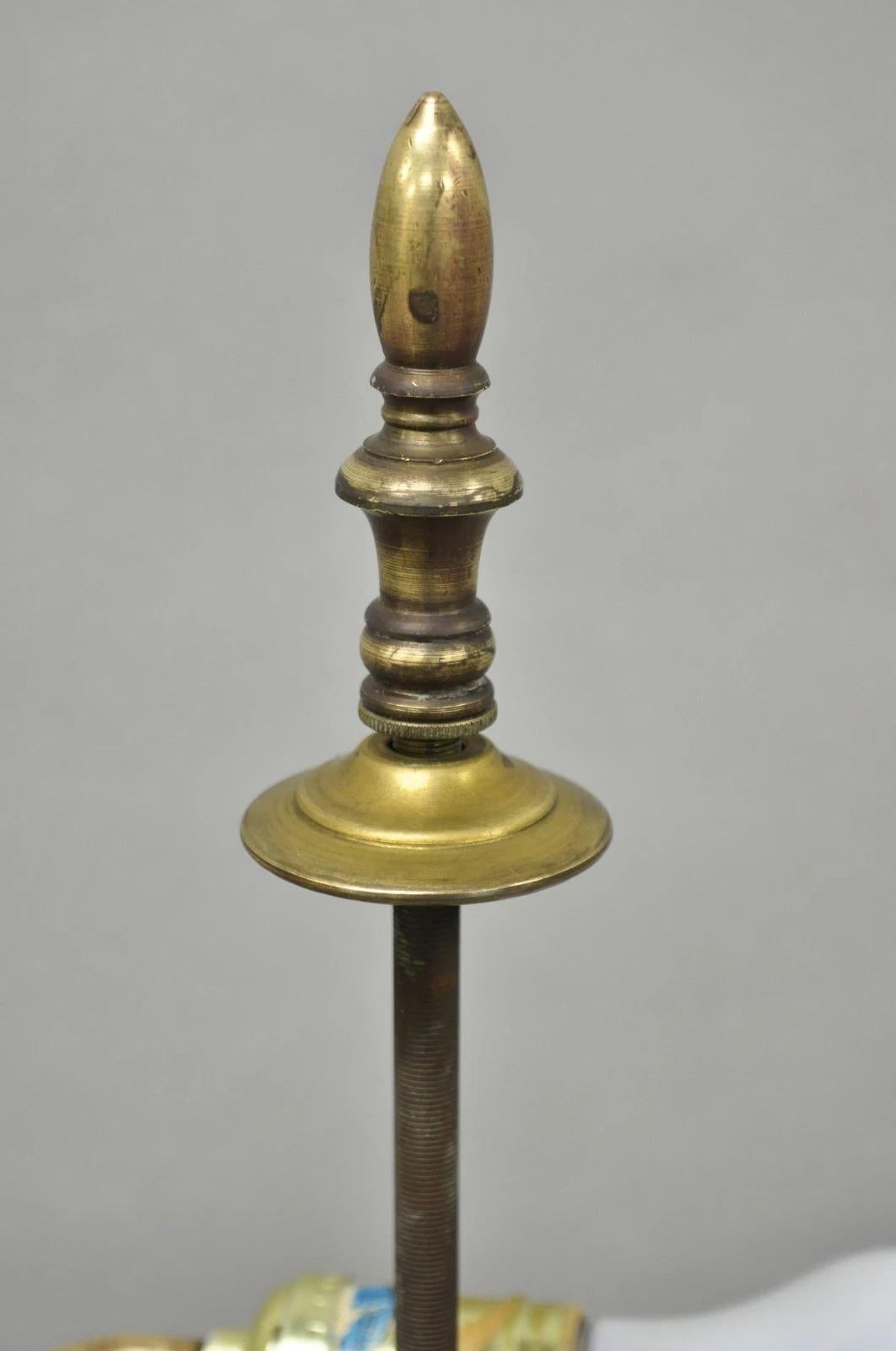 Laiton Lampadaire antique Renaissance espagnole gothique en fer vert et laiton à trépied en vente