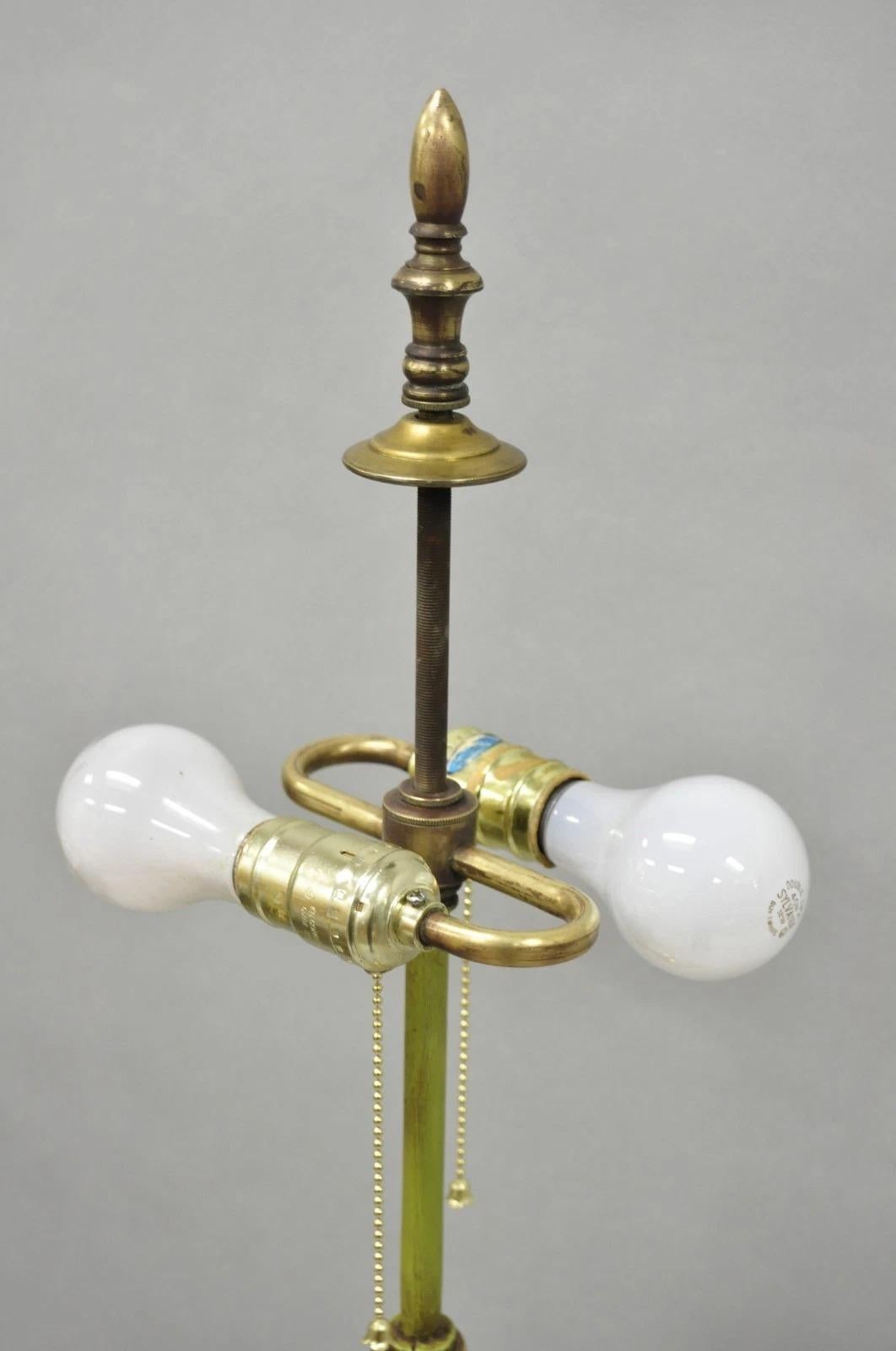 Lampadaire antique Renaissance espagnole gothique en fer vert et laiton à trépied en vente 1