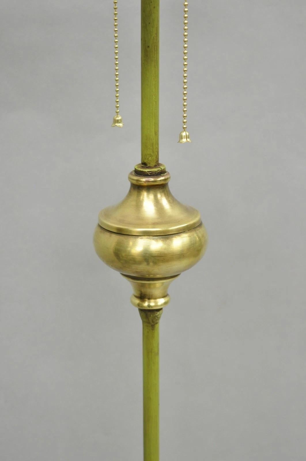 Lampadaire antique Renaissance espagnole gothique en fer vert et laiton à trépied en vente 2