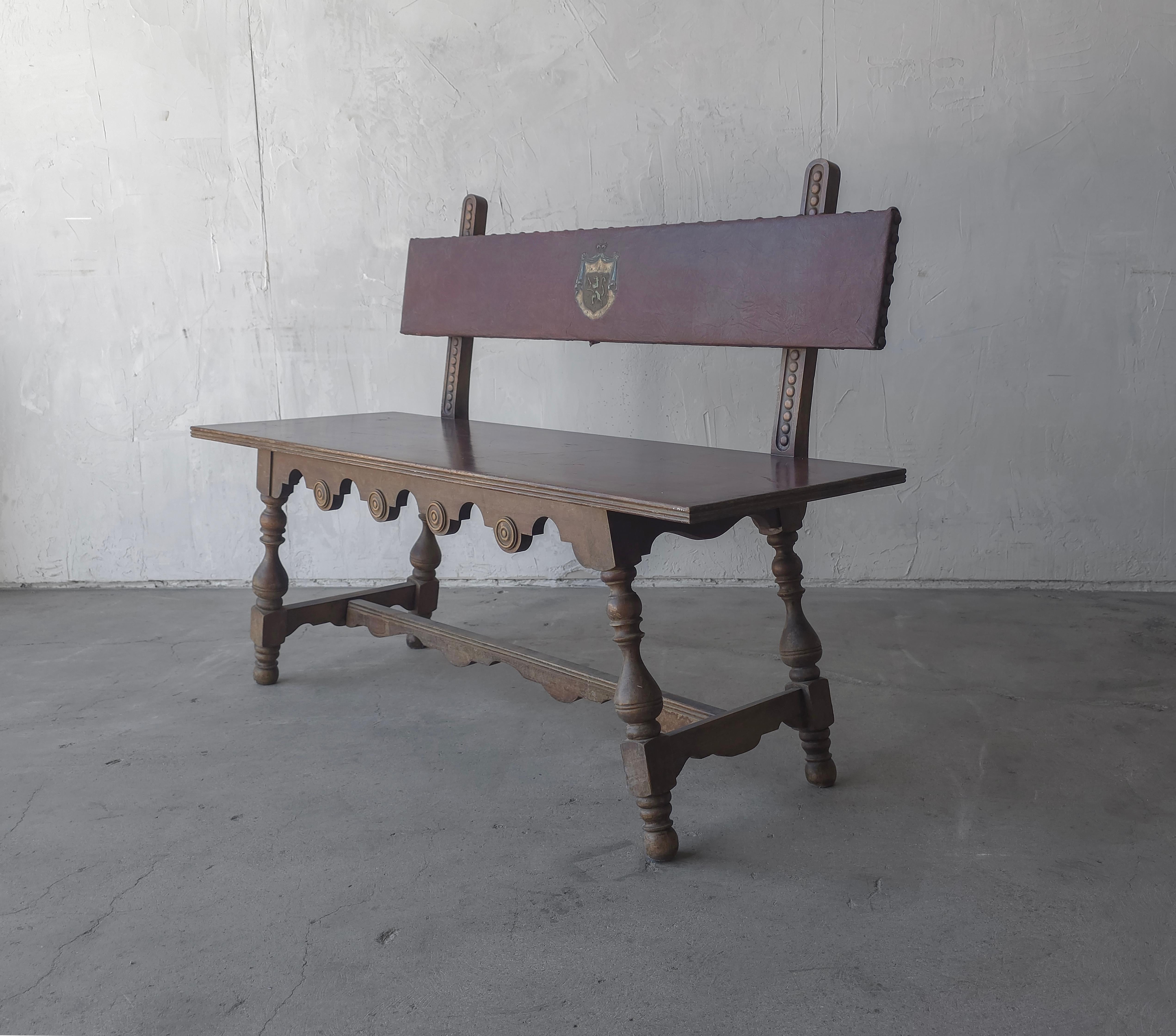 Les détails de ce banc d'entrée en bois sculpté en font un objet de convoitise.  Le design a un aspect très espagnol ou néo-renaissance.   Les pieds magnifiquement tournés et les détails en bois sculpté sont stupéfiants.  Le dossier est orné d'une