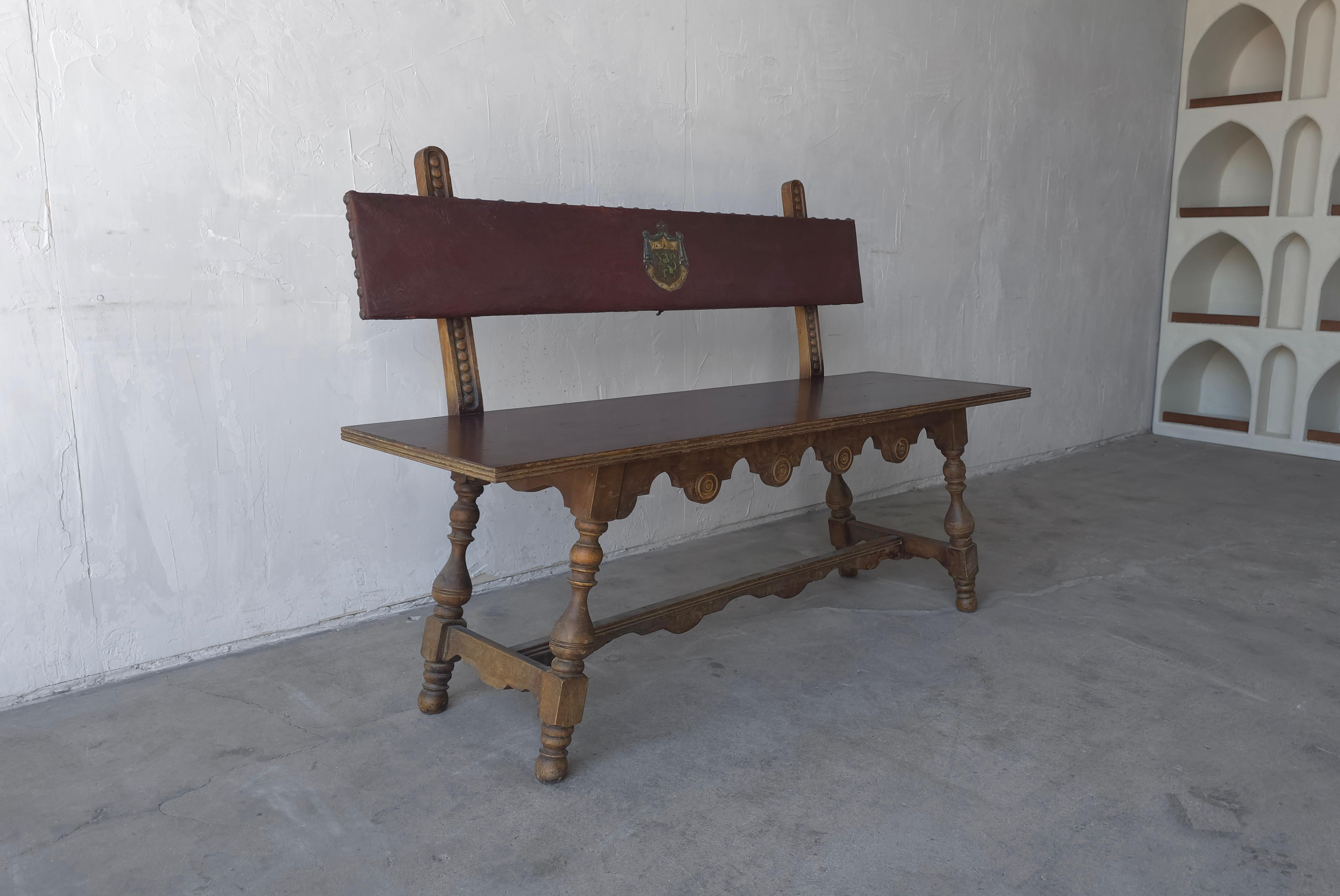 Néo-Renaissance Antique Revival espagnol en bois sculpté Hall Bench en vente