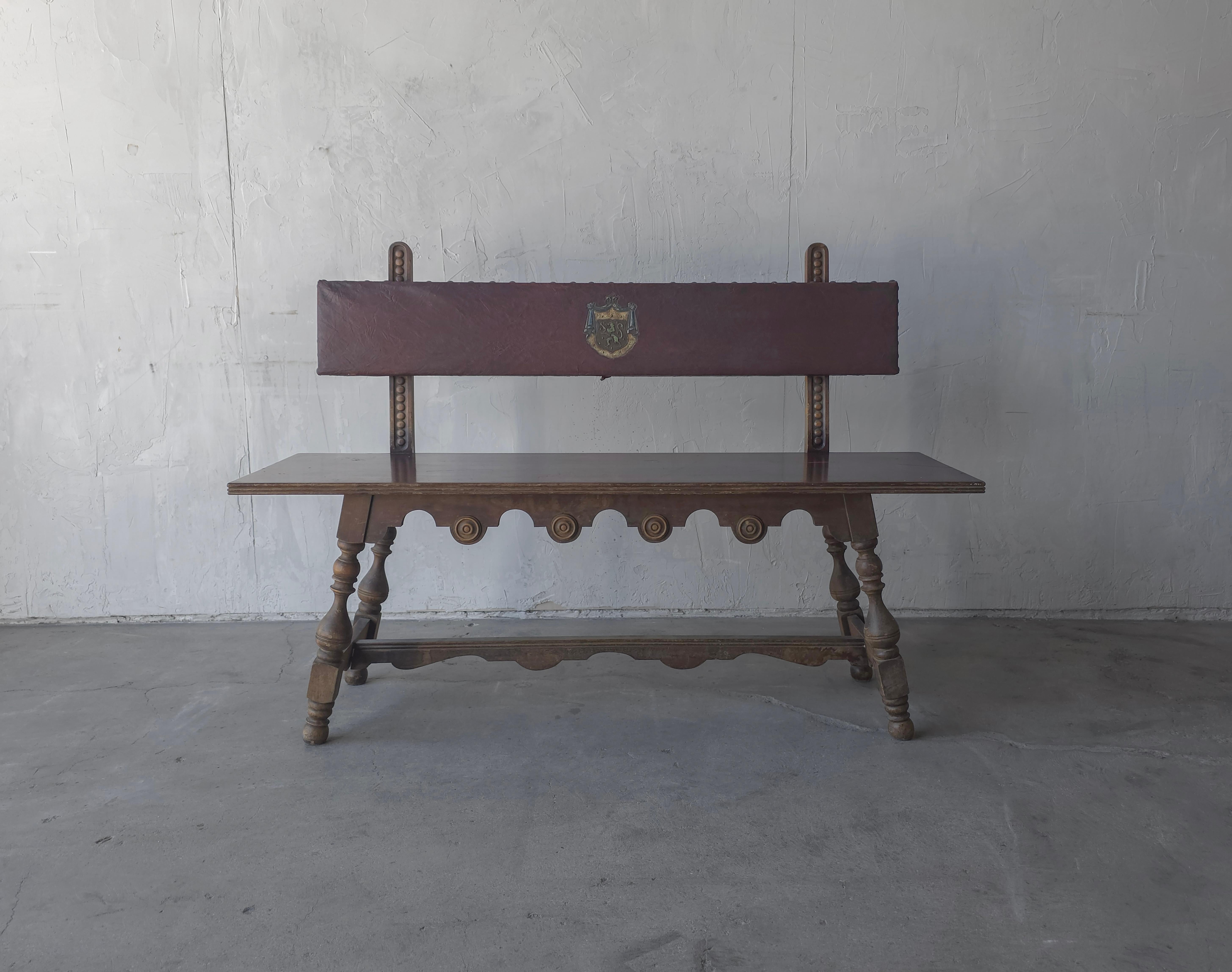 Antique Revival espagnol en bois sculpté Hall Bench Bon état - En vente à Las Vegas, NV