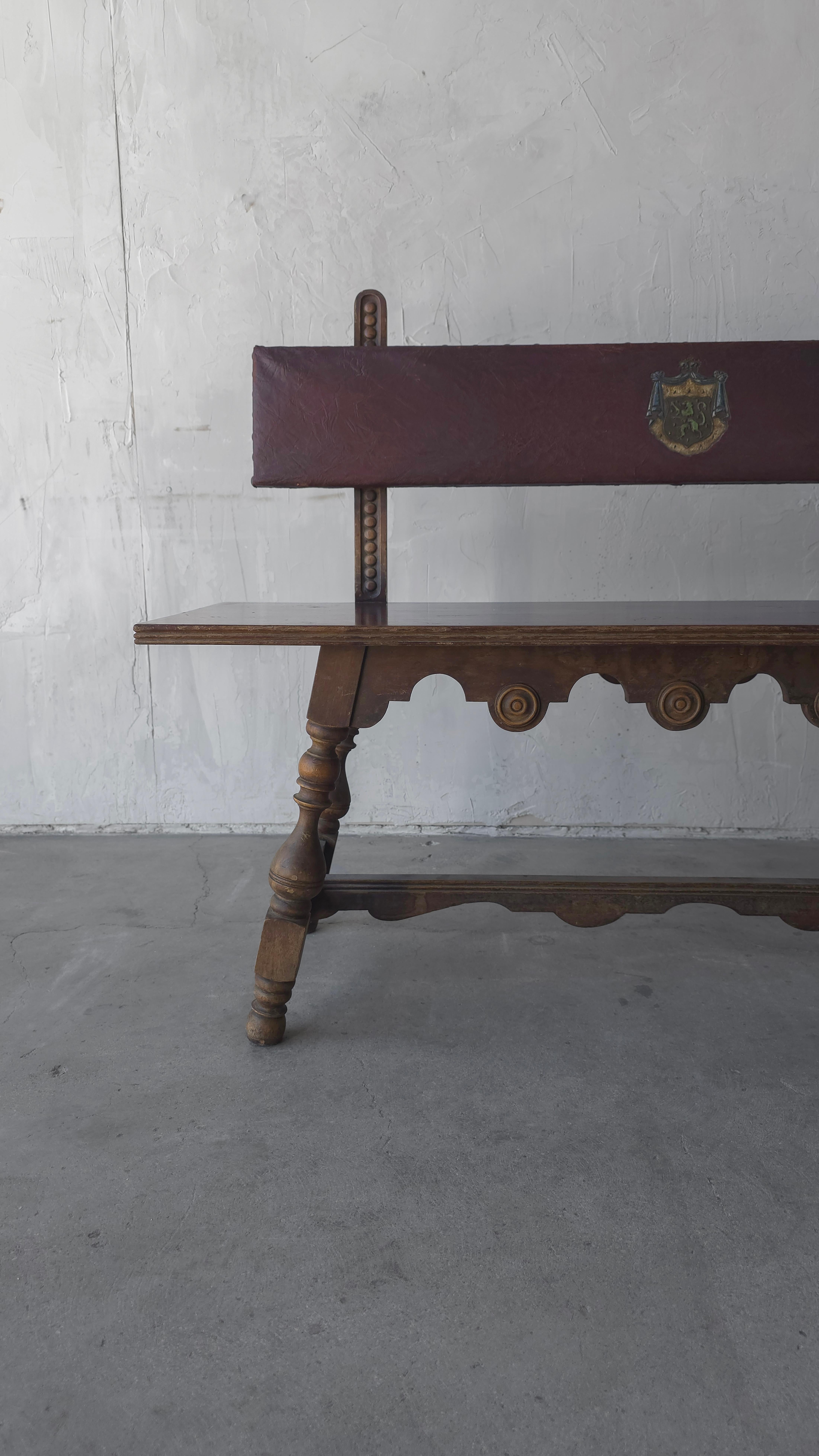 20ième siècle Antique Revival espagnol en bois sculpté Hall Bench en vente