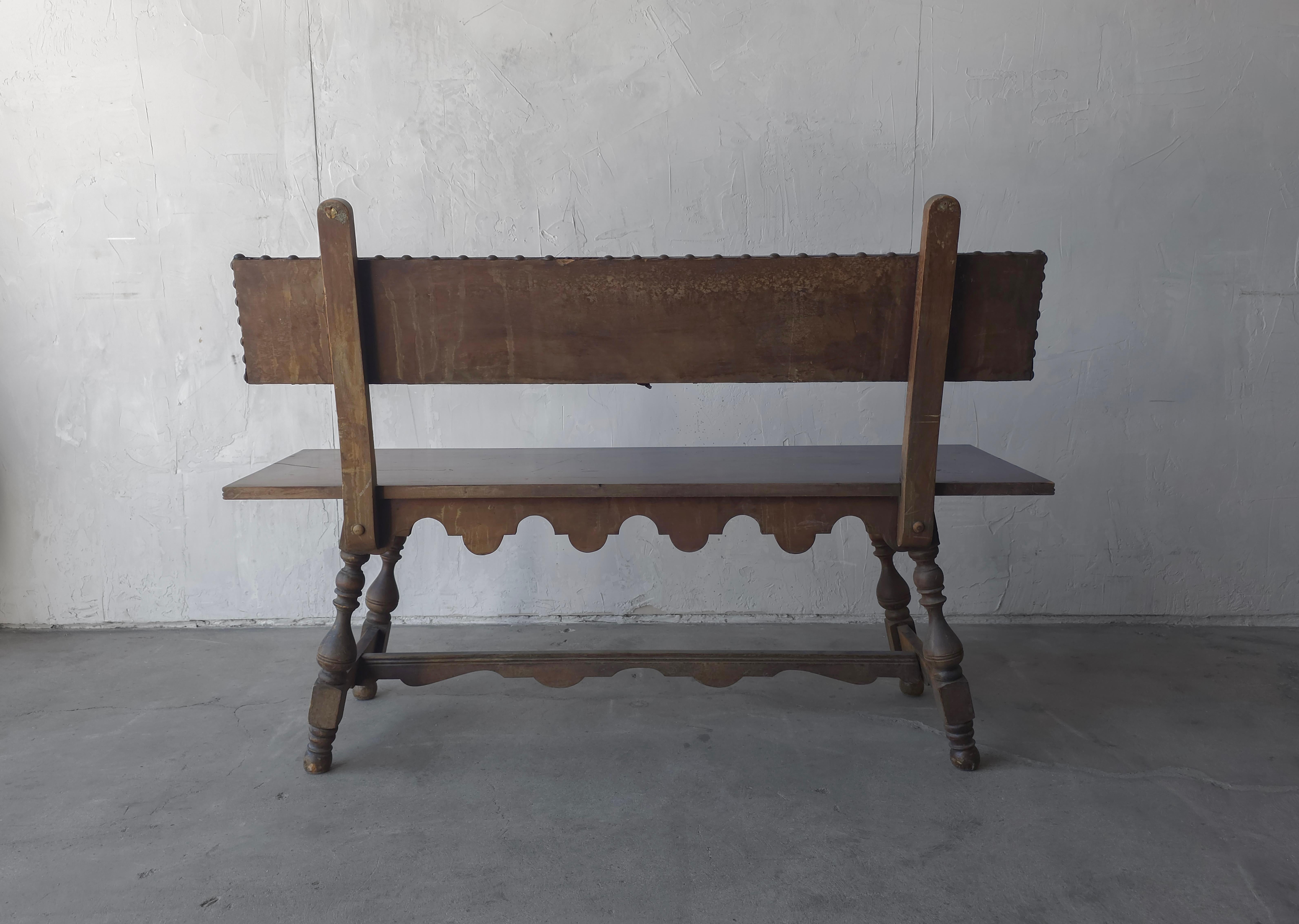 Bois Antique Revival espagnol en bois sculpté Hall Bench en vente
