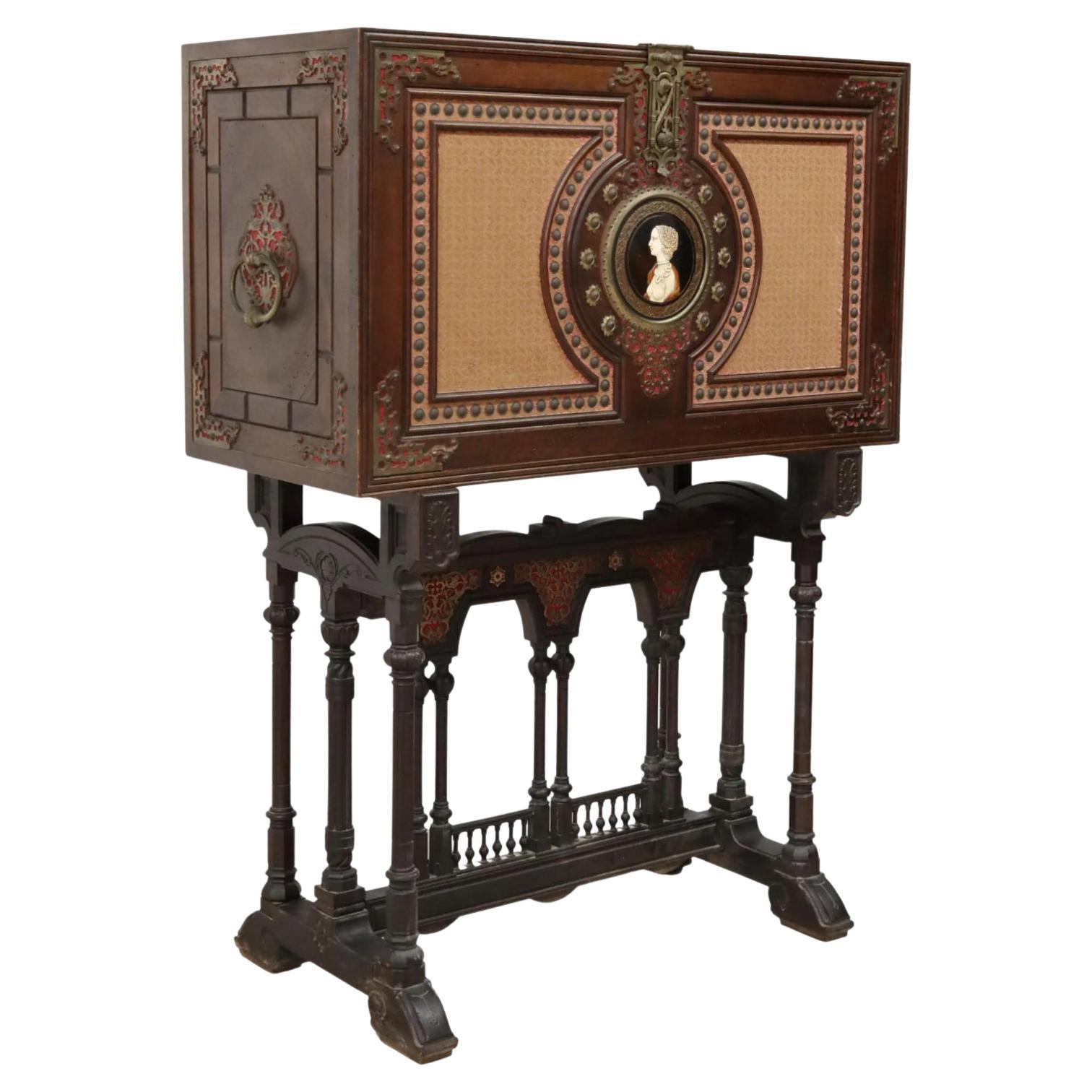 Bureau de secrétaire ancien de style néo-renaissance espagnol de Vargueno sur pied