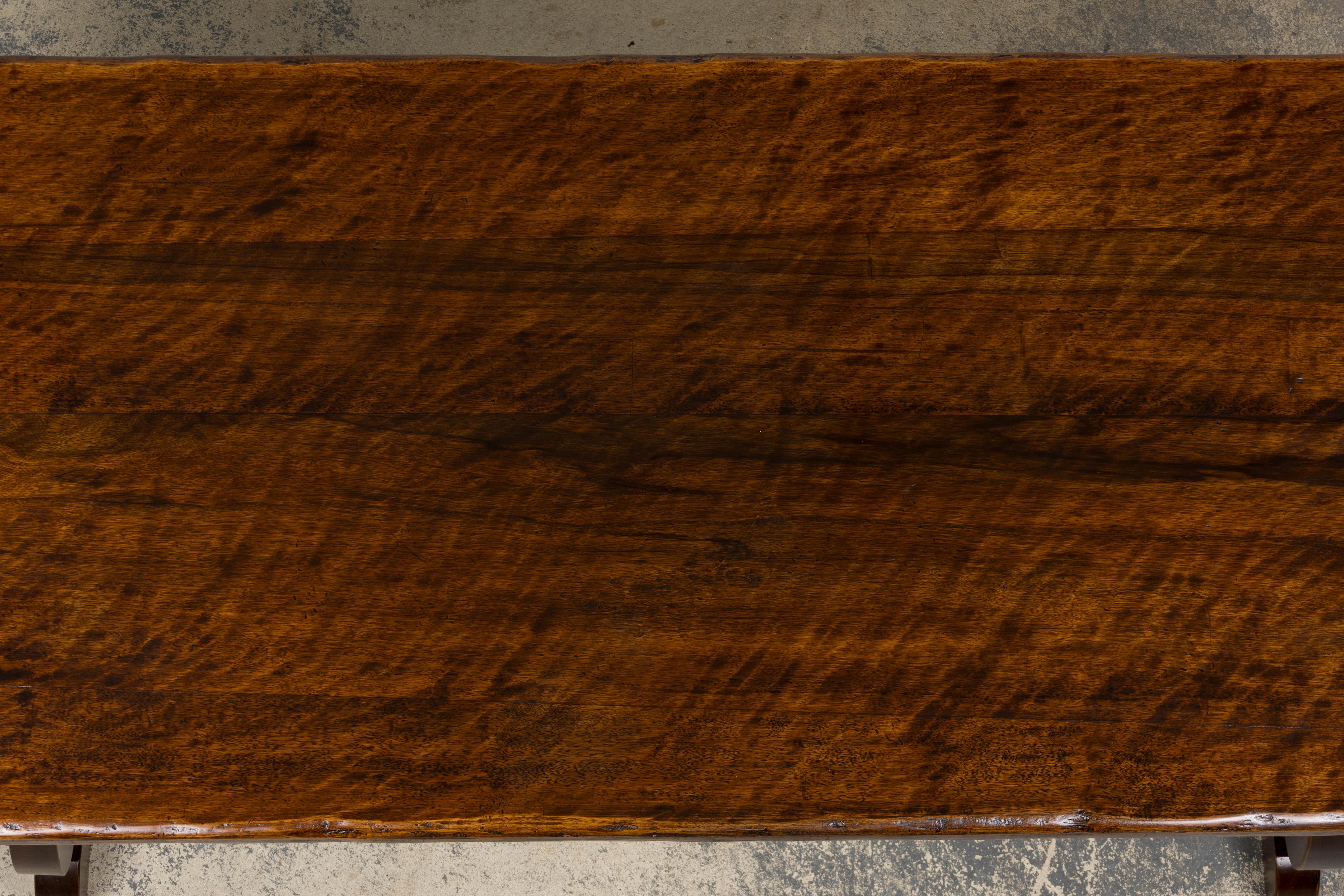 Intagliato a mano Antico tavolo da pranzo a cavalletto in noce del Rinascimento spagnolo in vendita