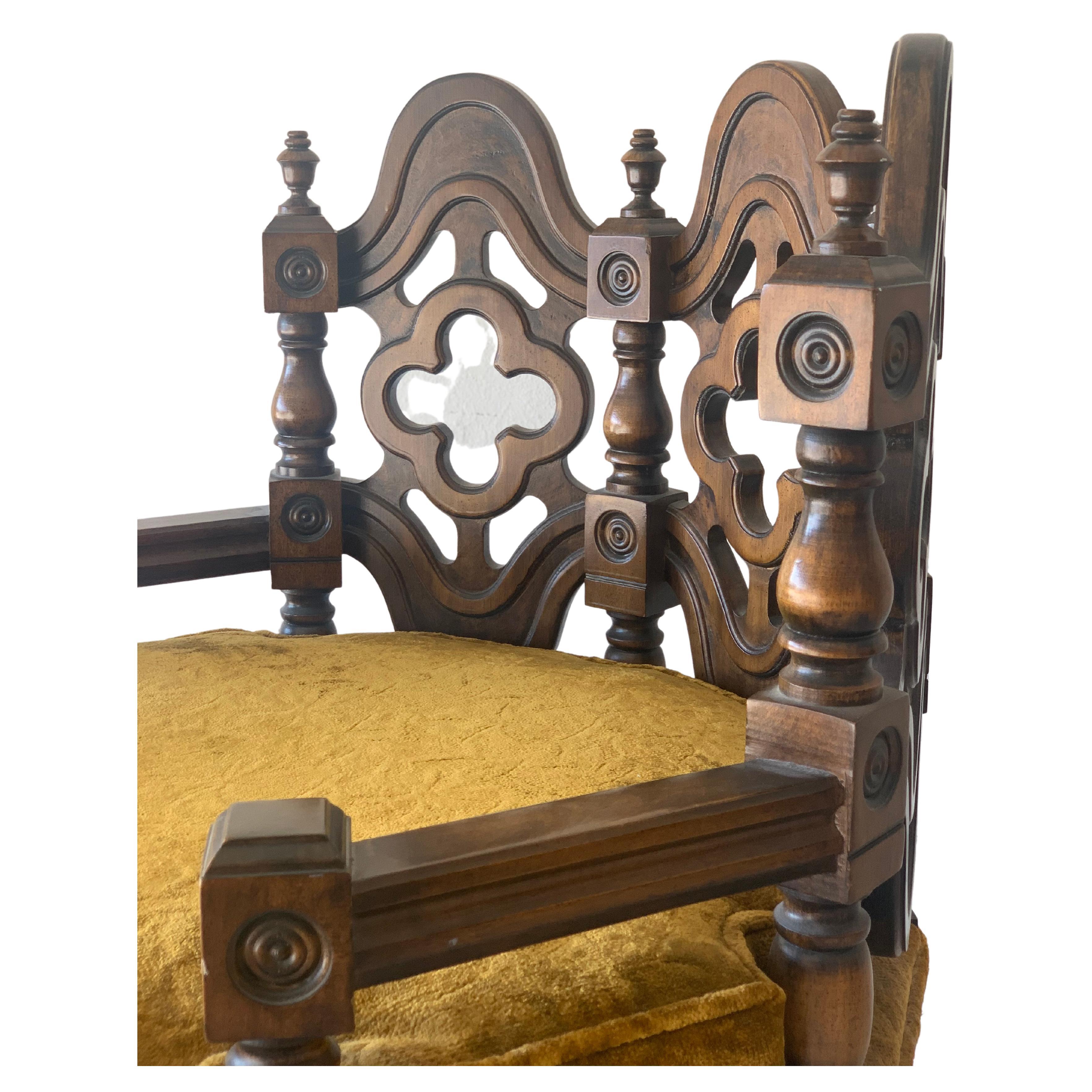 Silla de centro antigua de estilo renacimiento español en venta 1