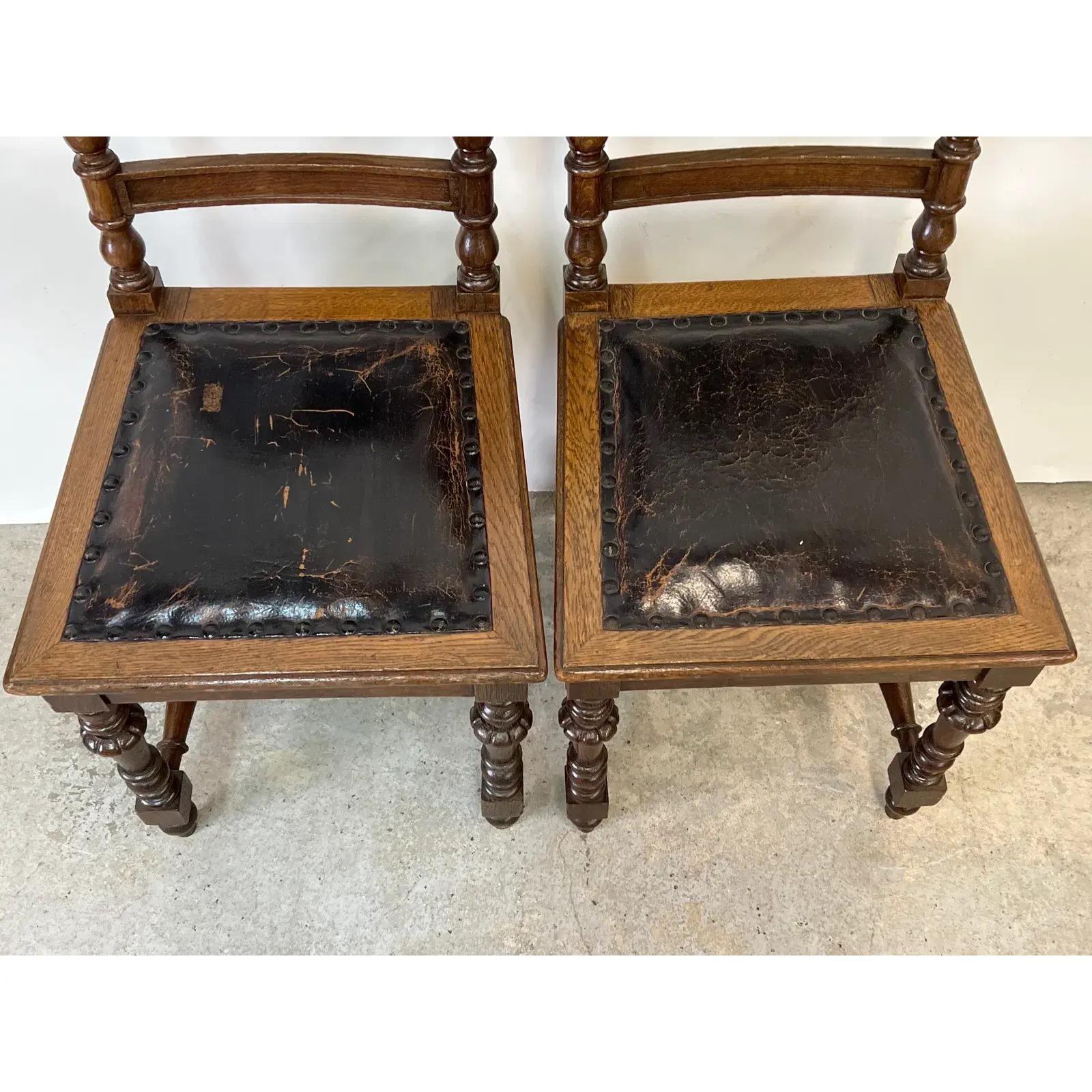 Antike Spanish Revival geschnitzt Oak Side Chairs mit Wappen Motiv & Leder Sitze (Rustikal) im Angebot