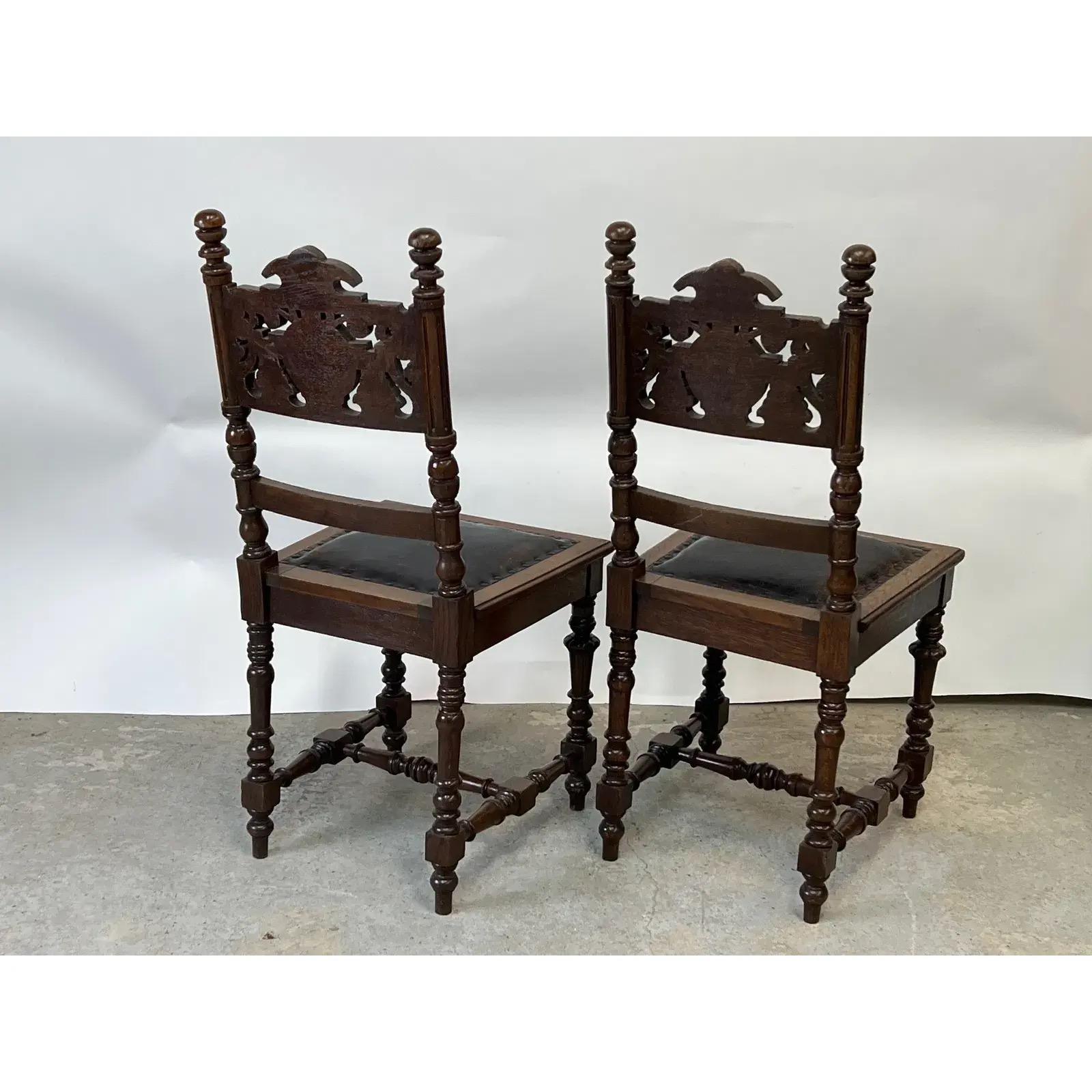 Antike Spanish Revival geschnitzt Oak Side Chairs mit Wappen Motiv & Leder Sitze im Zustand „Gut“ im Angebot in Elkton, MD