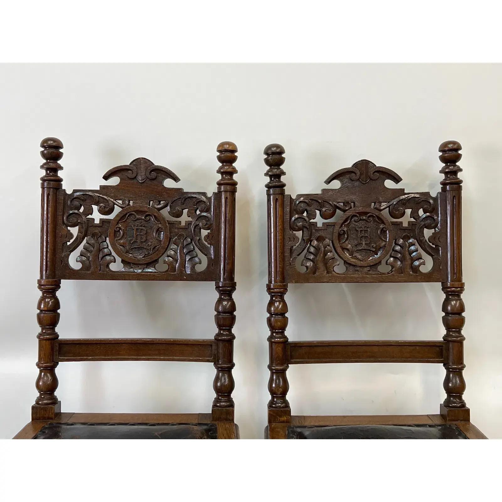 Antike Spanish Revival geschnitzt Oak Side Chairs mit Wappen Motiv & Leder Sitze (19. Jahrhundert) im Angebot