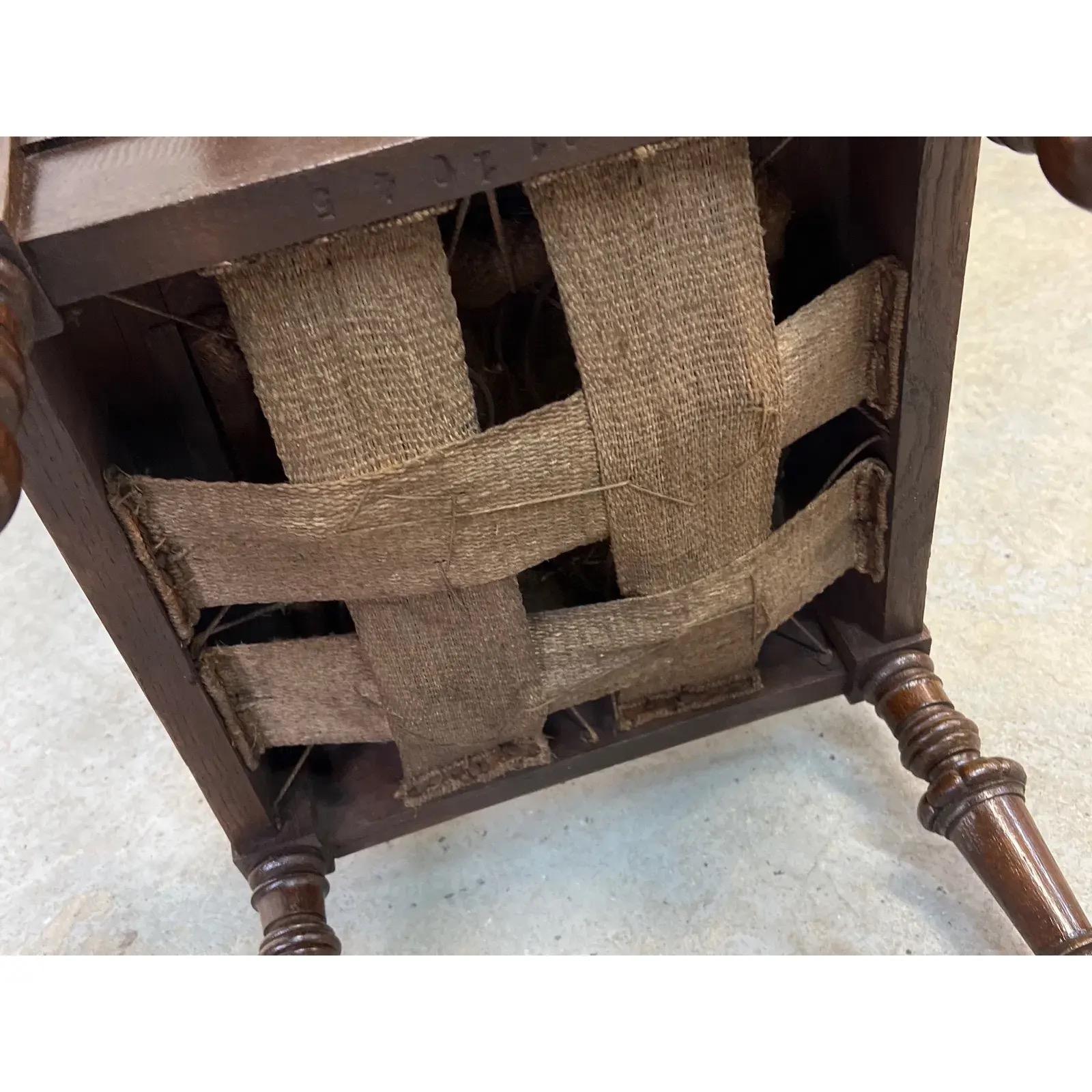 Antike Spanish Revival geschnitzt Oak Side Chairs mit Wappen Motiv & Leder Sitze im Angebot 1