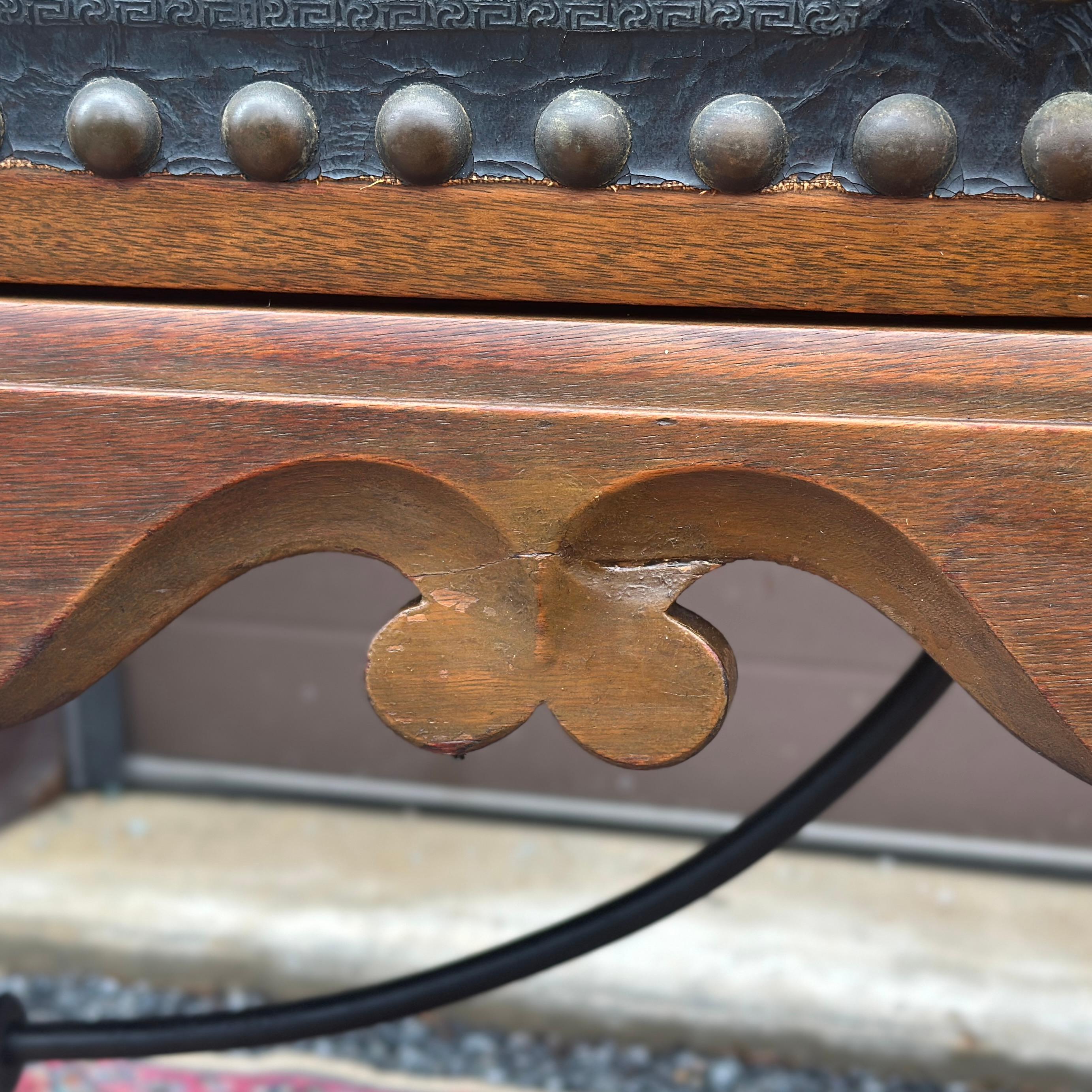 Ancienne crédence néo-espagnol avec façades de tiroirs en cuir ouvragé et attaches en laiton en vente 3