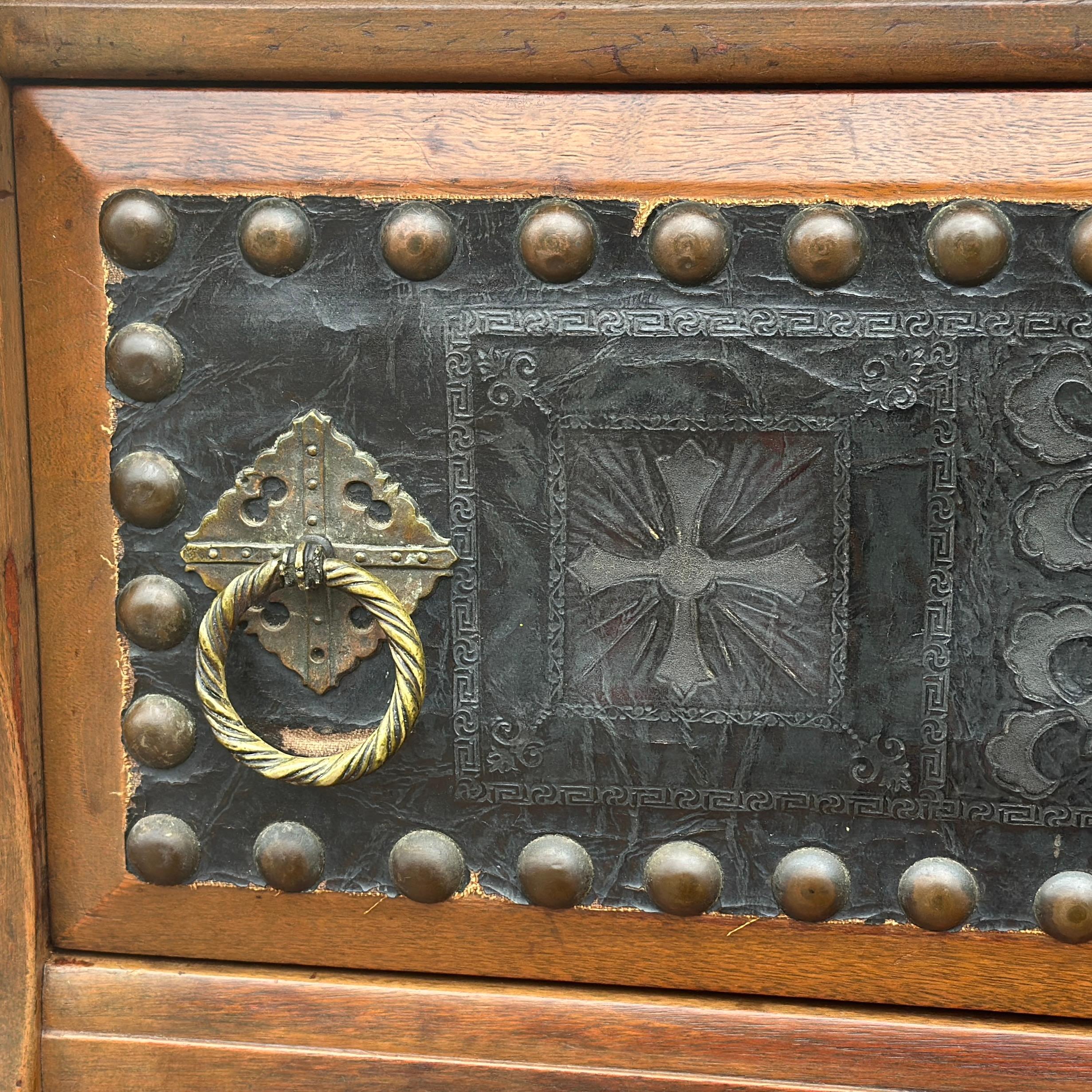 Ancienne crédence néo-espagnol avec façades de tiroirs en cuir ouvragé et attaches en laiton État moyen - En vente à West Chester, PA
