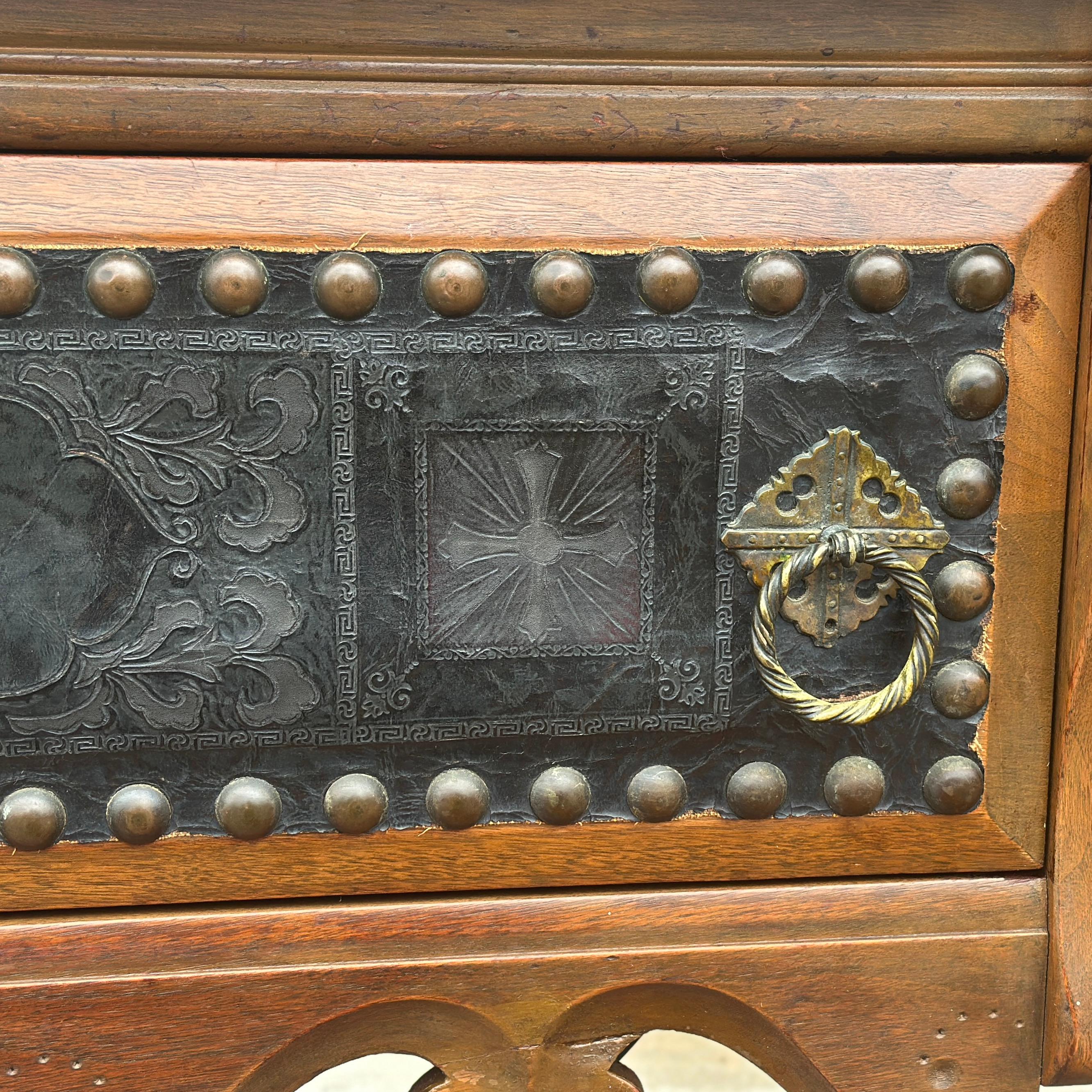 20ième siècle Ancienne crédence néo-espagnol avec façades de tiroirs en cuir ouvragé et attaches en laiton en vente