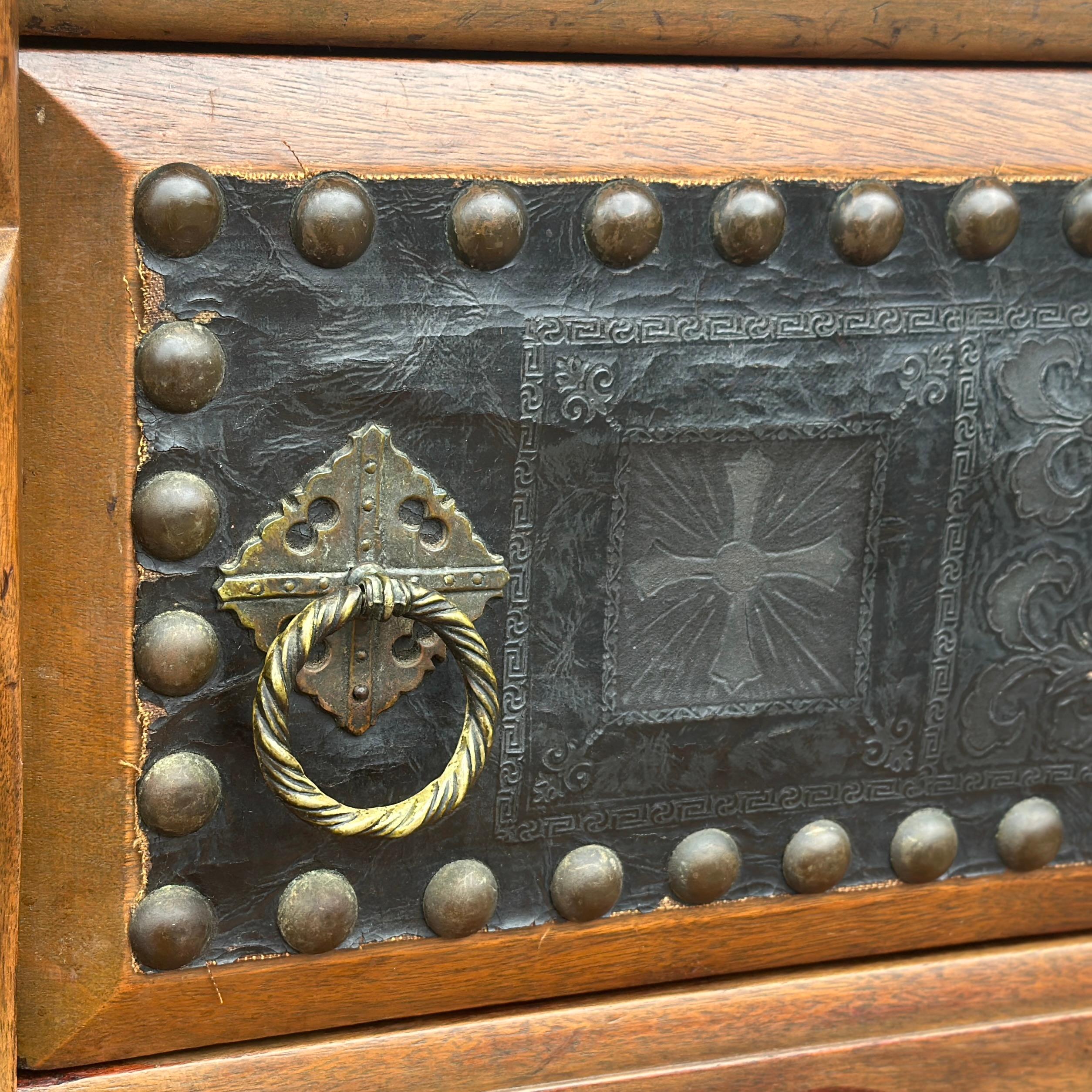 Laiton Ancienne crédence néo-espagnol avec façades de tiroirs en cuir ouvragé et attaches en laiton en vente