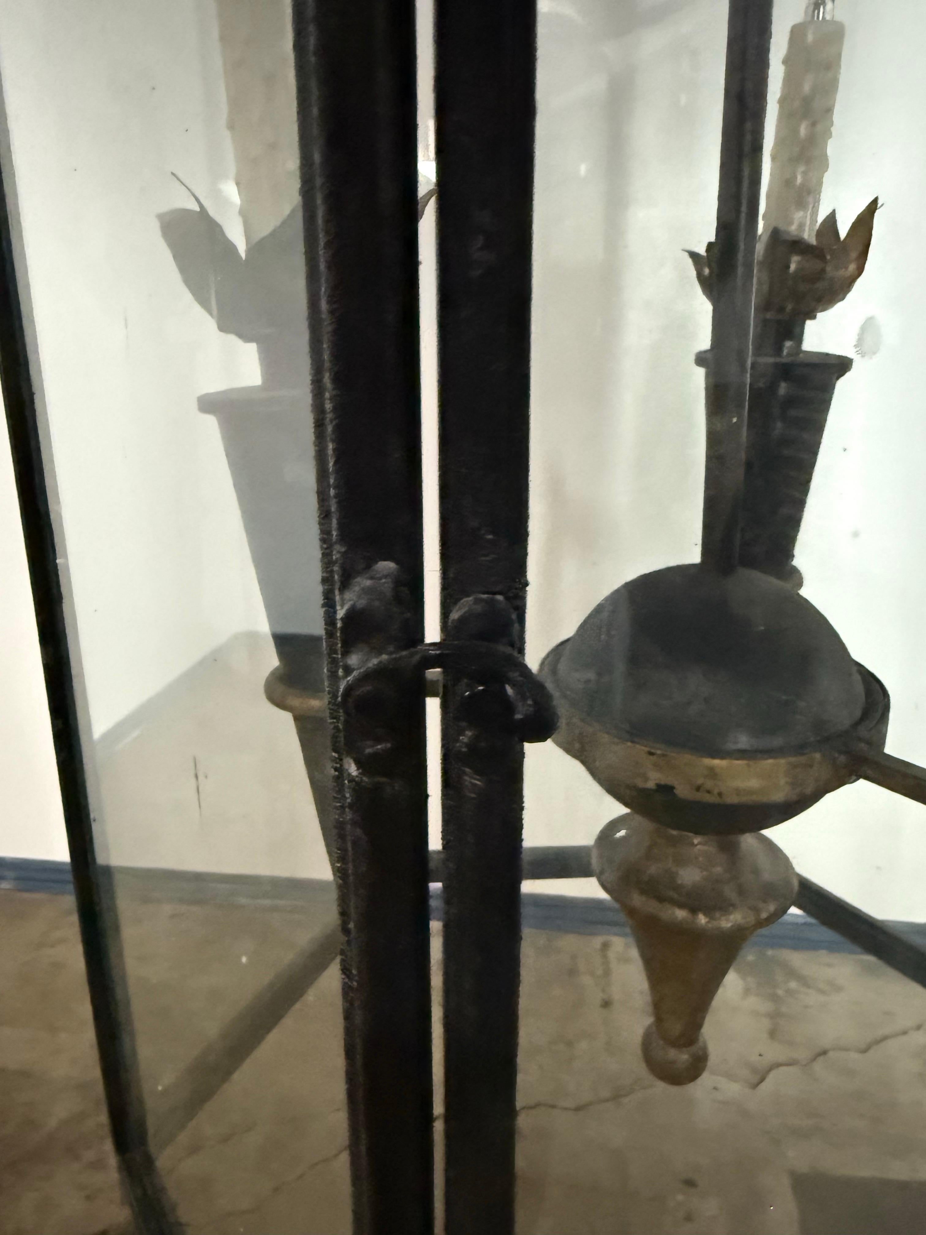 Antike sechseckige Kronenlaterne im spanischen Revival-Stil - Paar erhältlich im Zustand „Starke Gebrauchsspuren“ im Angebot in Los Angeles, CA