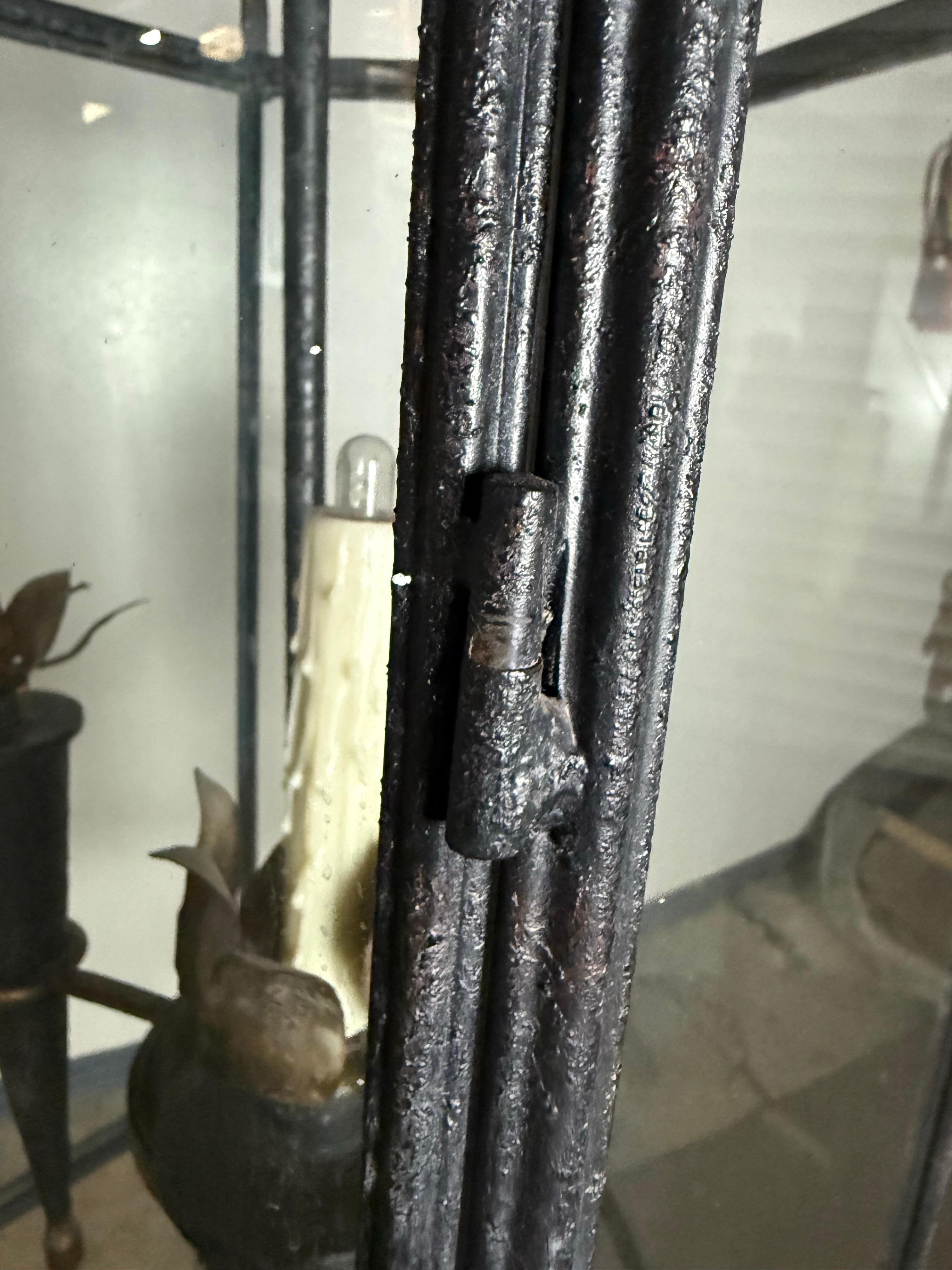 Antike sechseckige Kronenlaterne im spanischen Revival-Stil - Paar erhältlich (Metall) im Angebot
