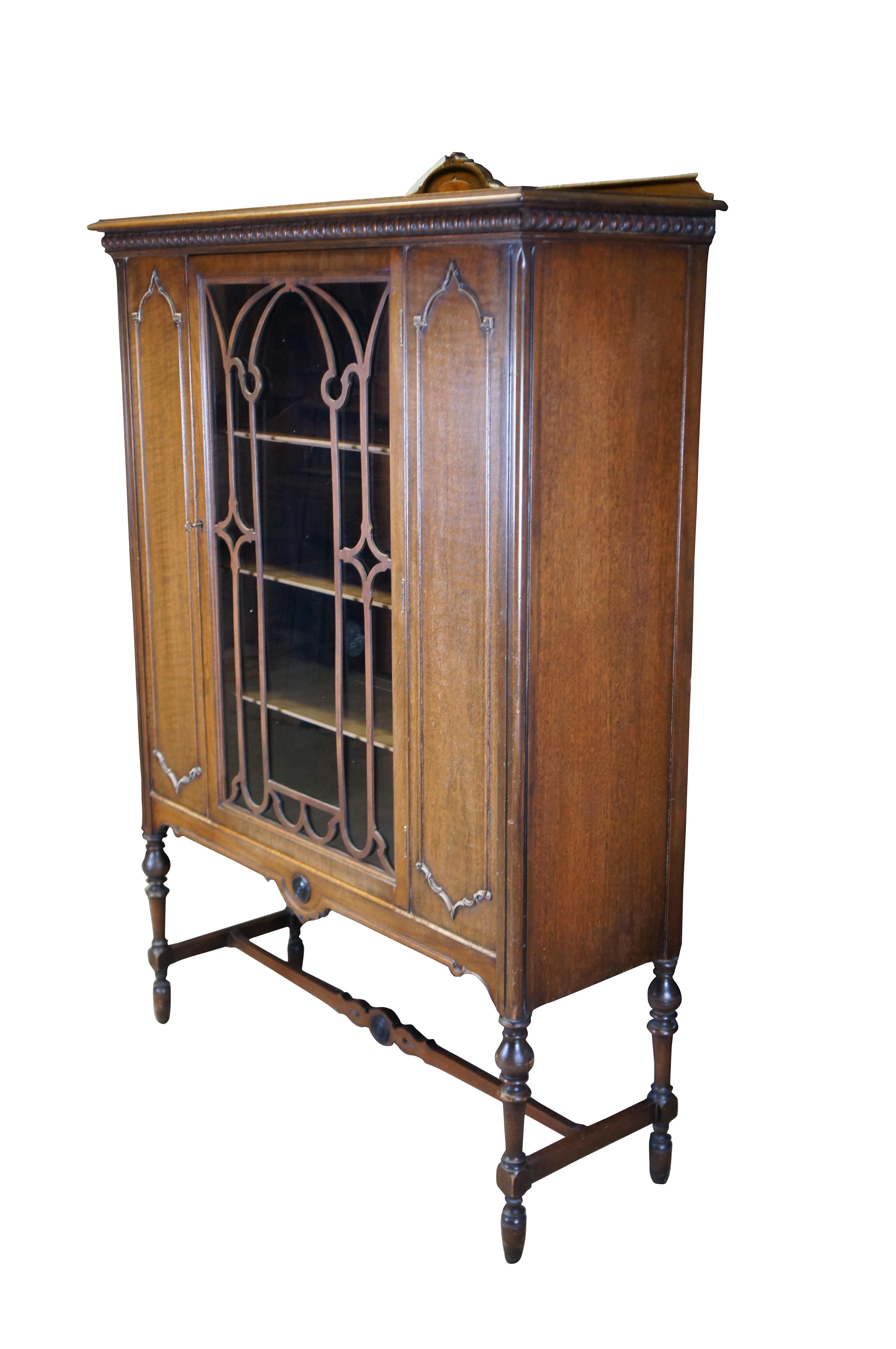 Antiguo Renacimiento Español Nogal Vitrina de China Armario Curio Conejera 65 Colonial español en venta