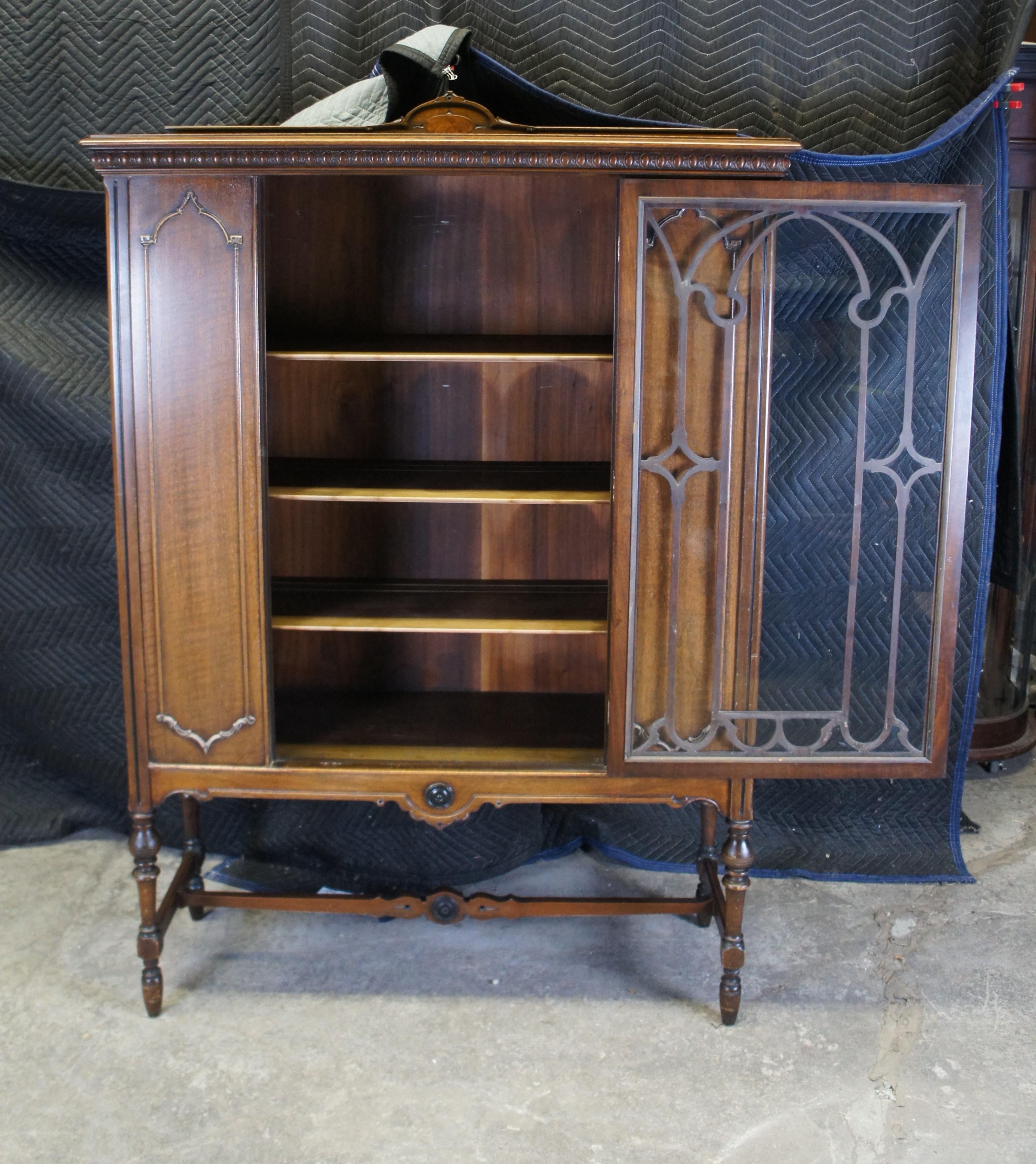 Antiguo Renacimiento Español Nogal Vitrina de China Armario Curio Conejera 65 en Bueno estado para la venta en Dayton, OH