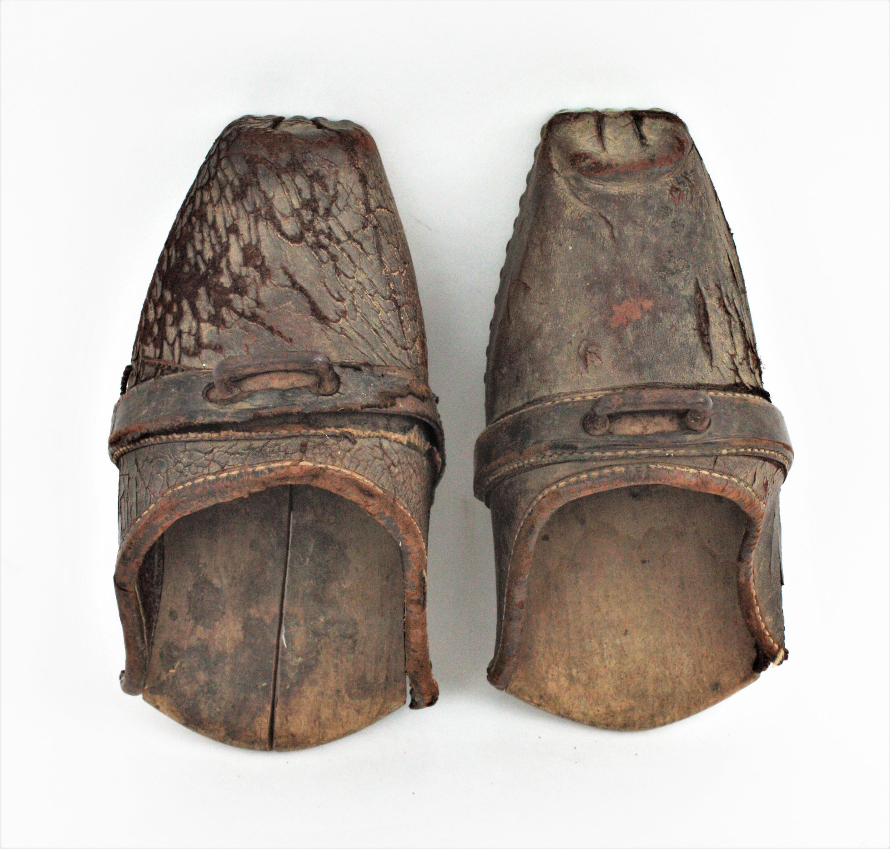 Antike spanische Riding-Clog-Stirrups aus Holz und Leder im Angebot 4