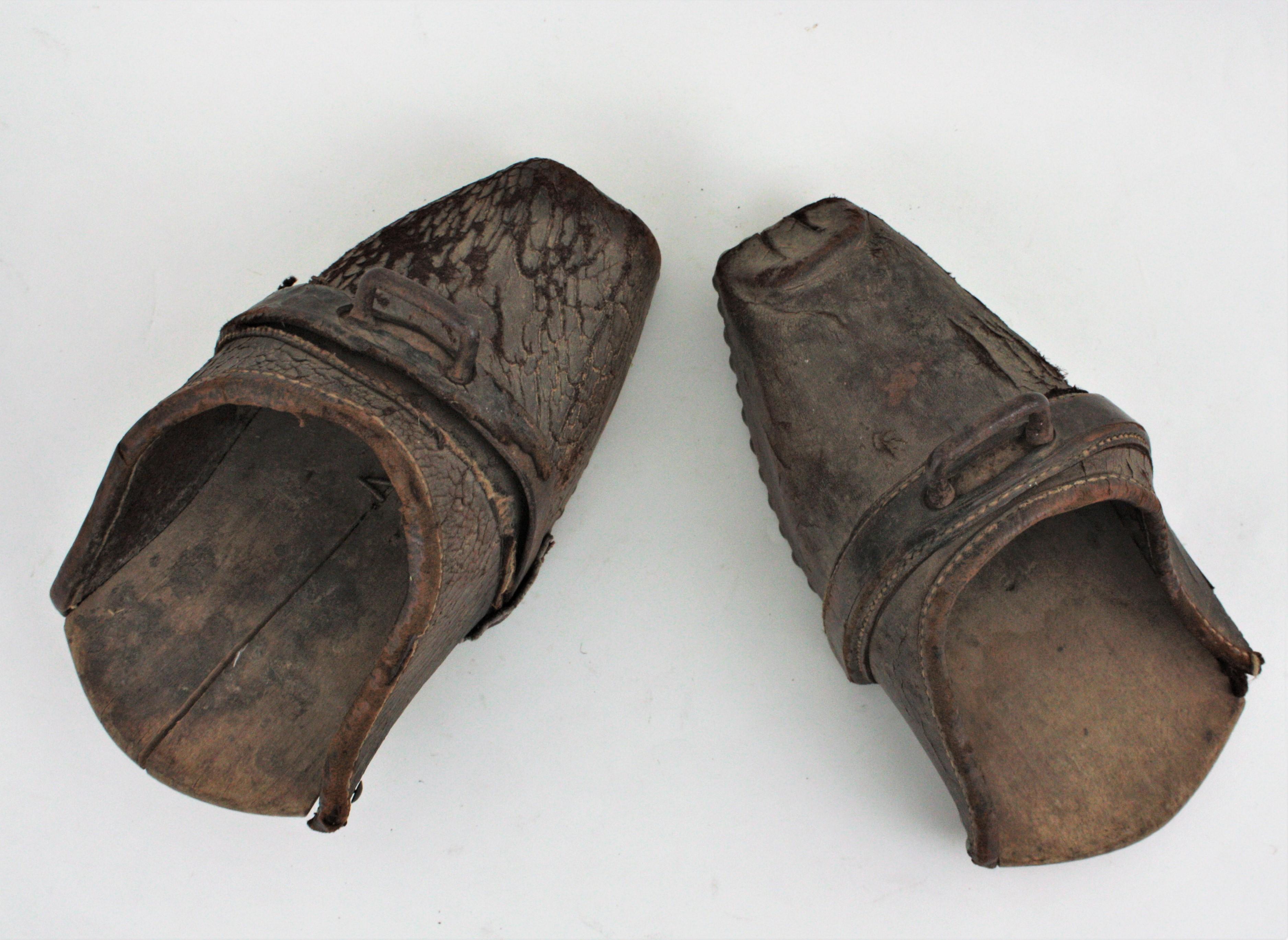 Antike spanische Riding-Clog-Stirrups aus Holz und Leder im Angebot 5