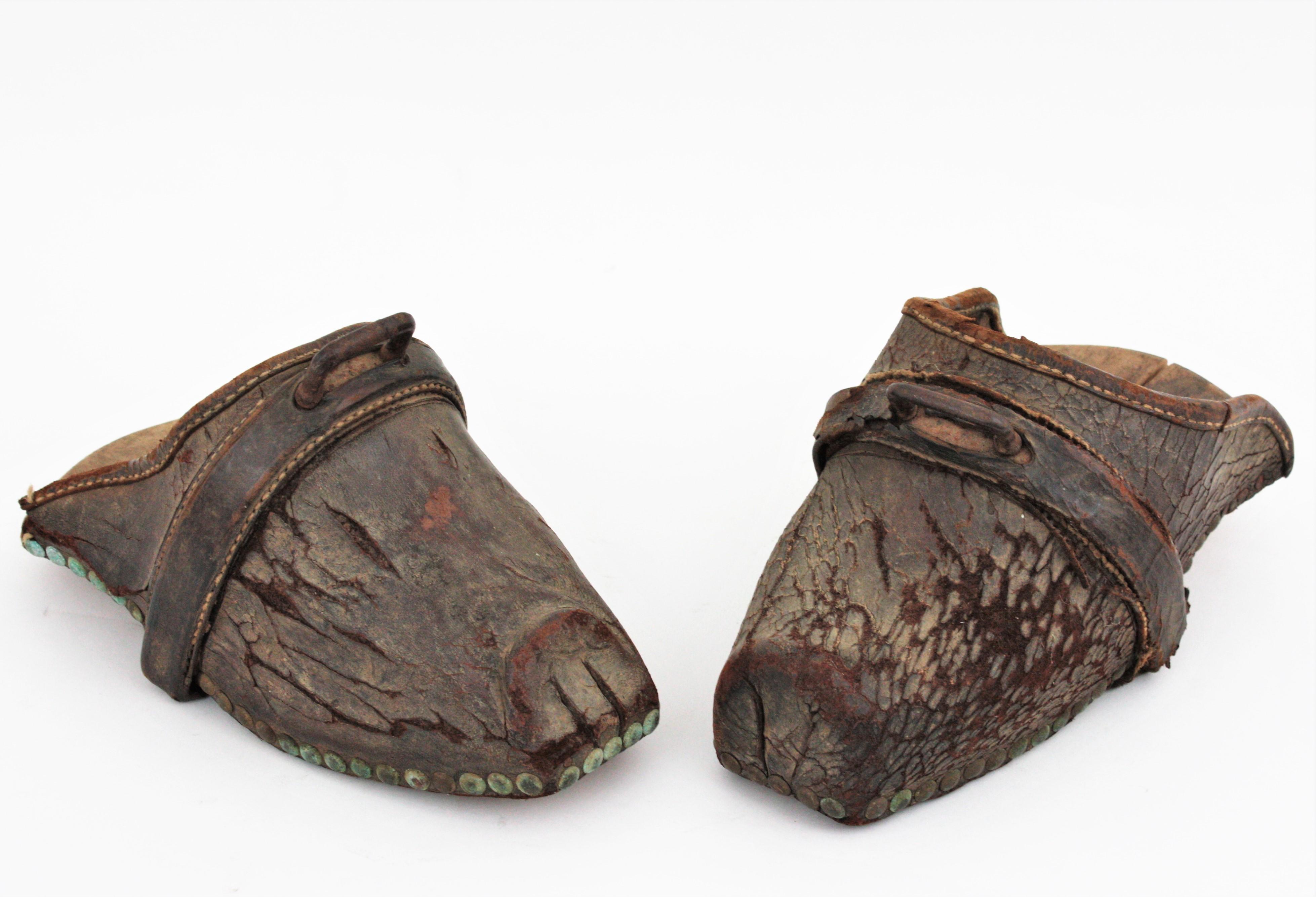 Clog Stirrups in Leather and Wood, Spain, 1930s-1940s.
Originally used for riding horses by spanish cattle herders
Interesting for decorative purposes.
Terrific aged patina.
Measures: 28,5 cm D x 13 cm W x 15 cm H.
