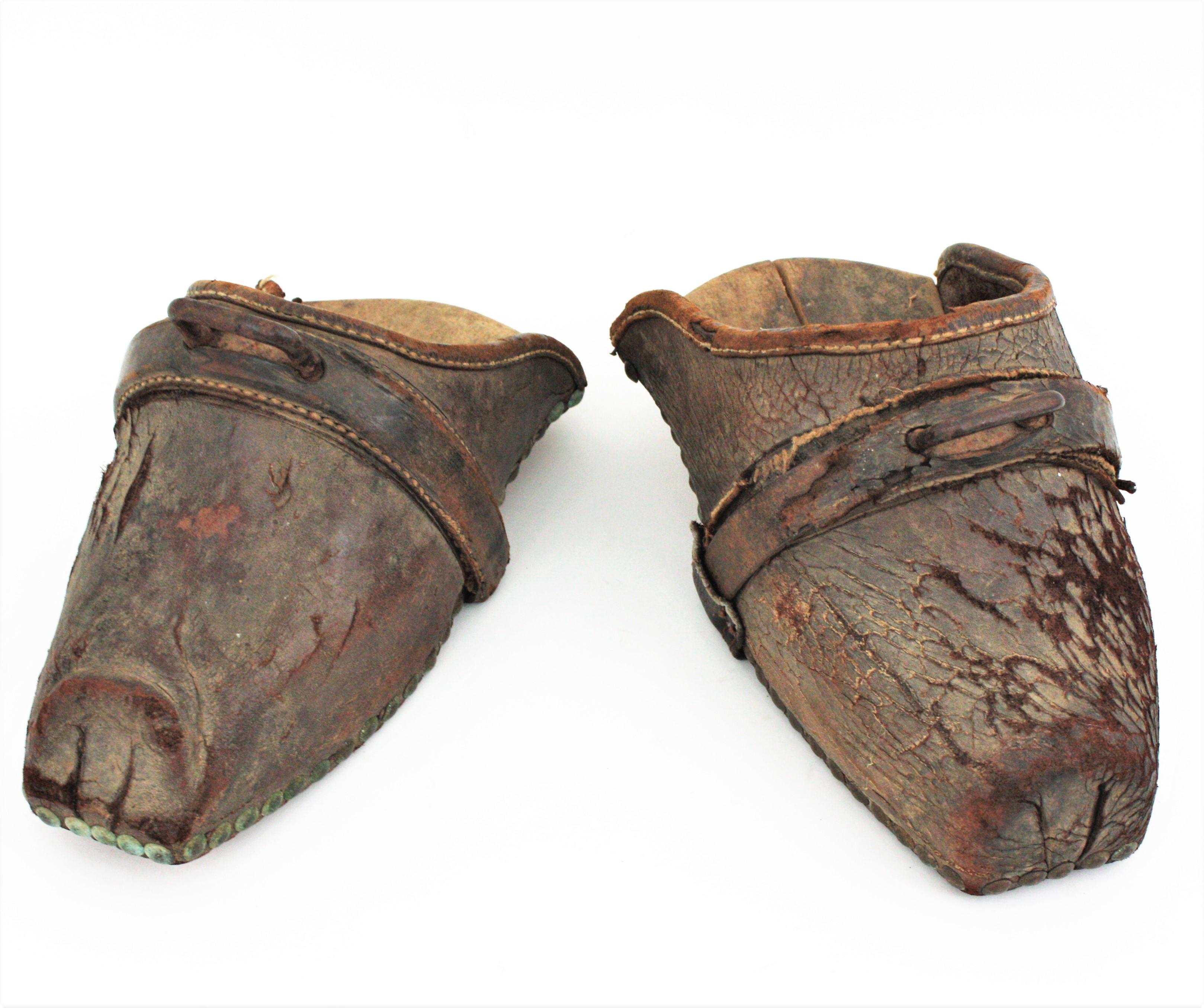 Antique Spanish Riding Clog Stirrups in Wood and Leather In Fair Condition For Sale In Barcelona, ES