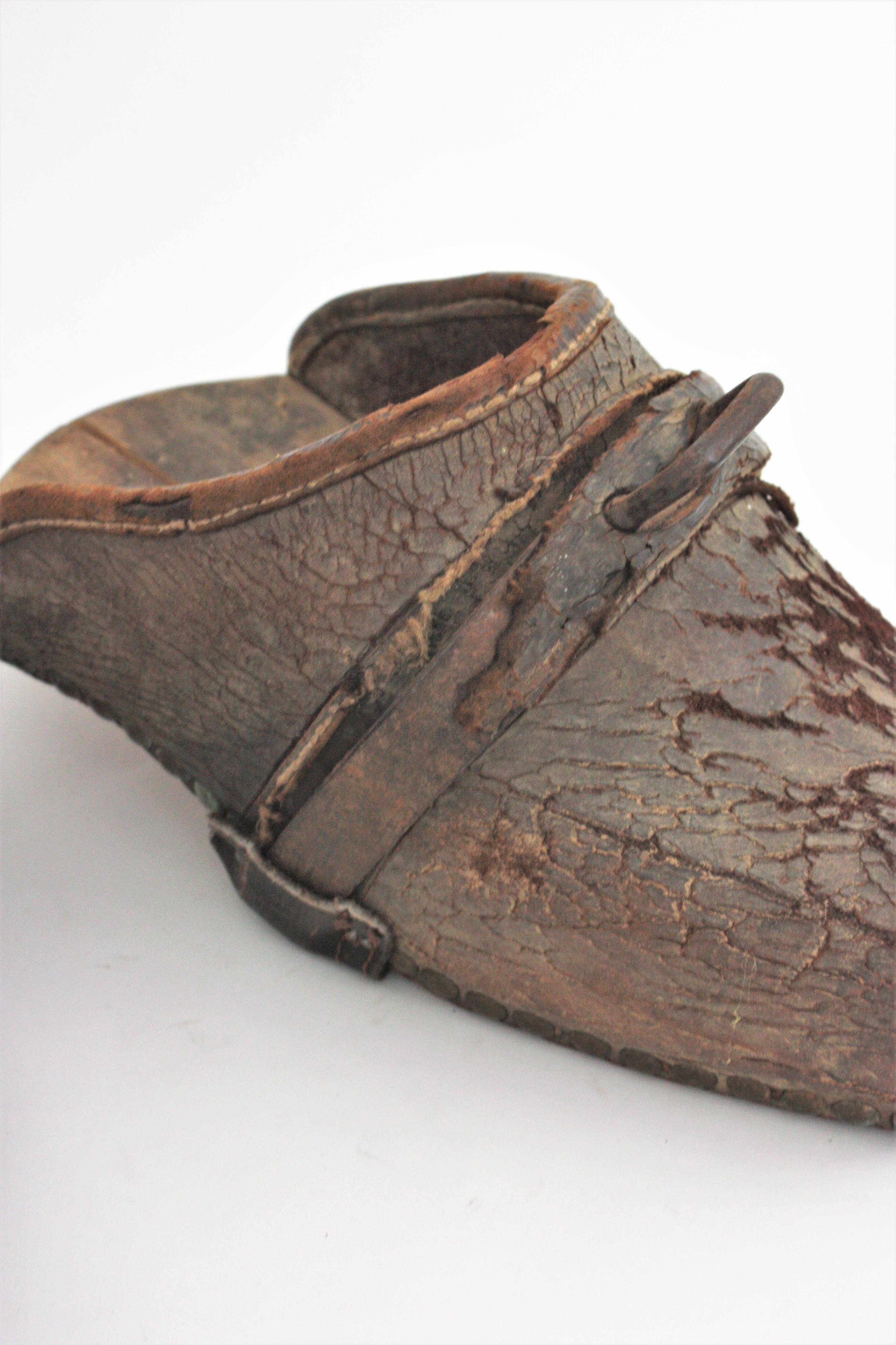 Antike spanische Riding-Clog-Stirrups aus Holz und Leder im Angebot 1