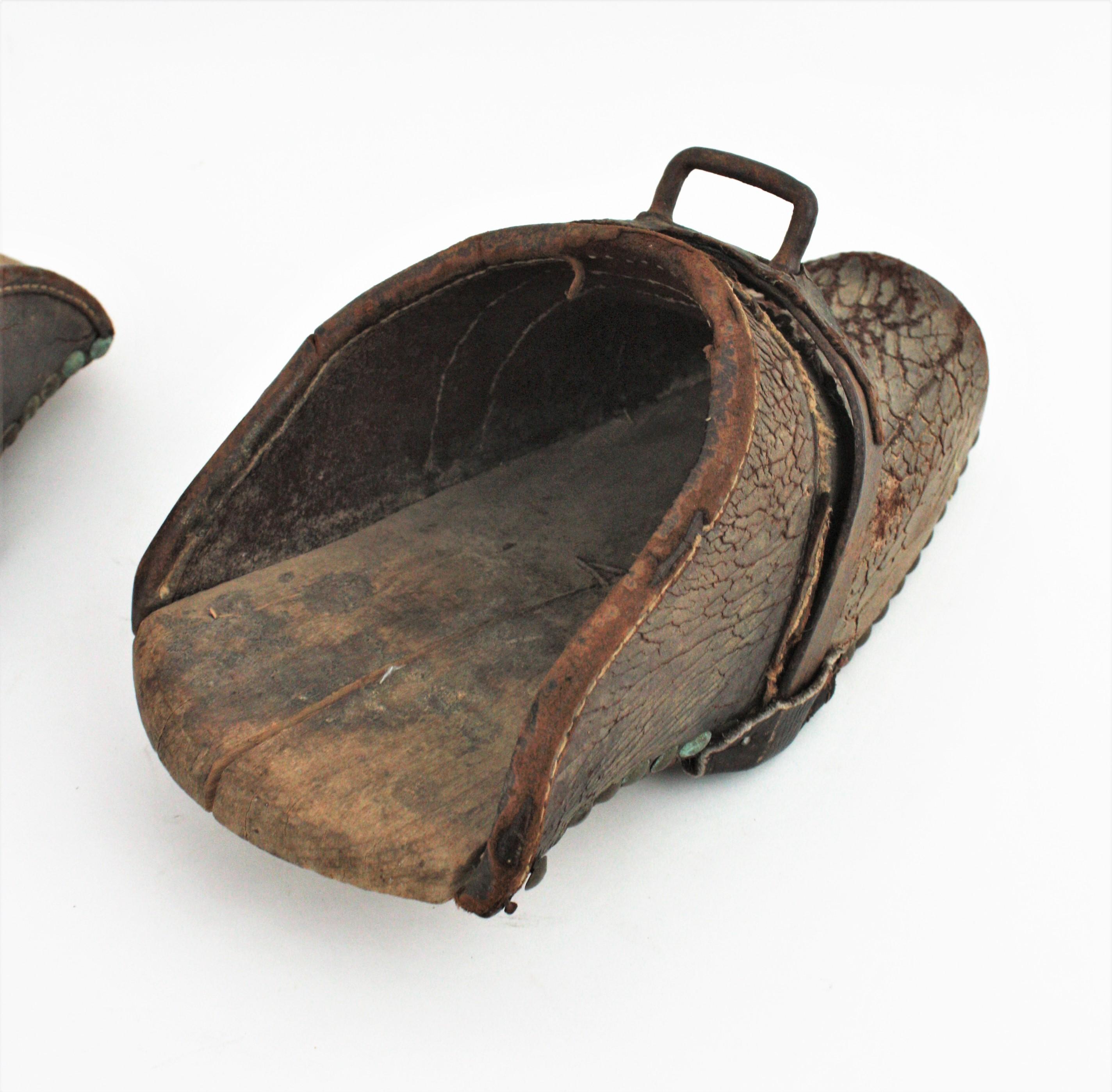 Antike spanische Riding-Clog-Stirrups aus Holz und Leder im Angebot 3