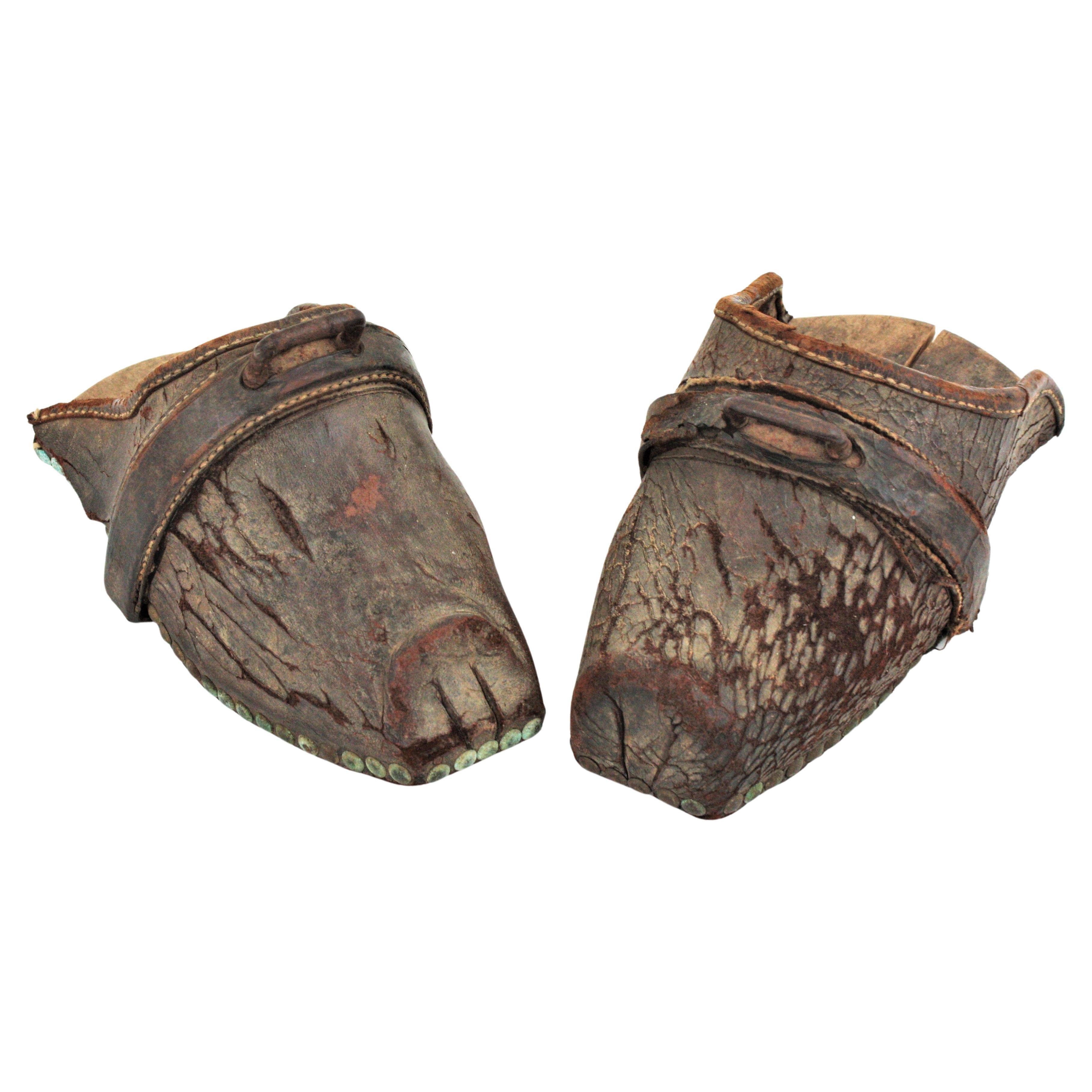 Antike spanische Riding-Clog-Stirrups aus Holz und Leder im Angebot