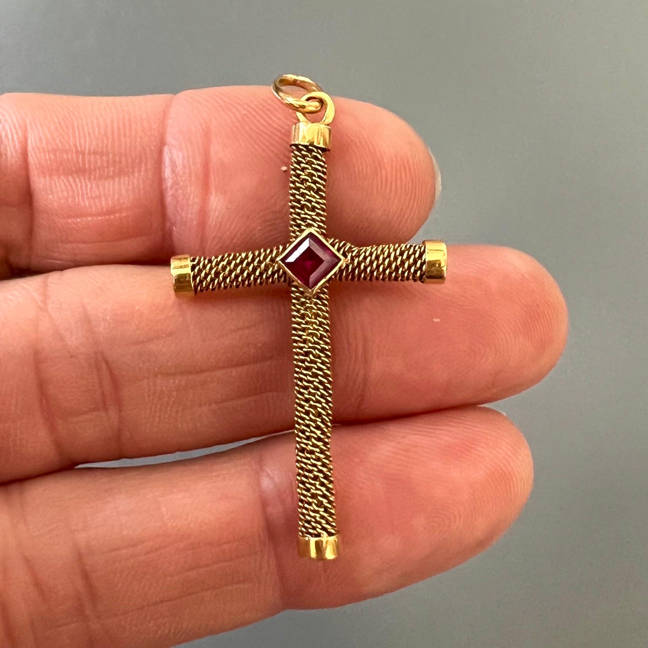 Este impresionante colgante de filigrana de oro de 18 quilates con forma de cruz de eslabones, procedente de España, es una obra maestra de la artesanía. La cruz está elaborada con un delicado trabajo de filigrana, en el que finos alambres de oro se