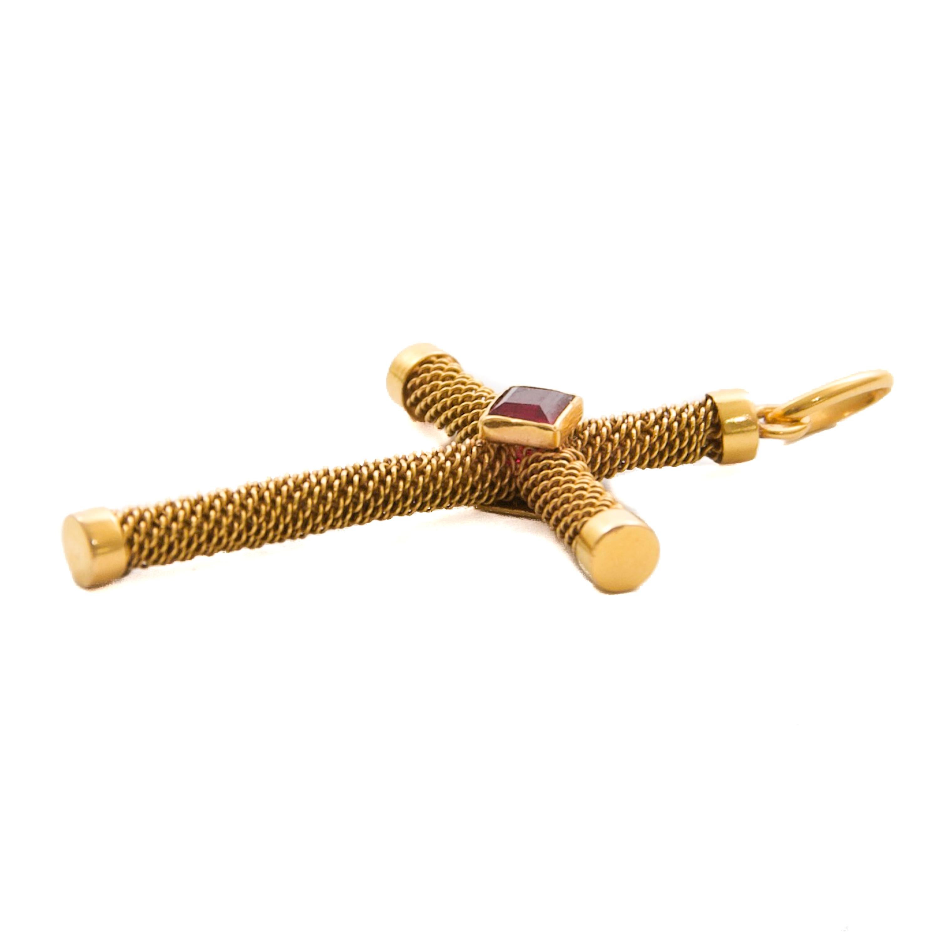 Colgante de Rubí Español Antiguo y Cadena de Oro de 18 Kilates con Cruz Corte cuadrado en venta