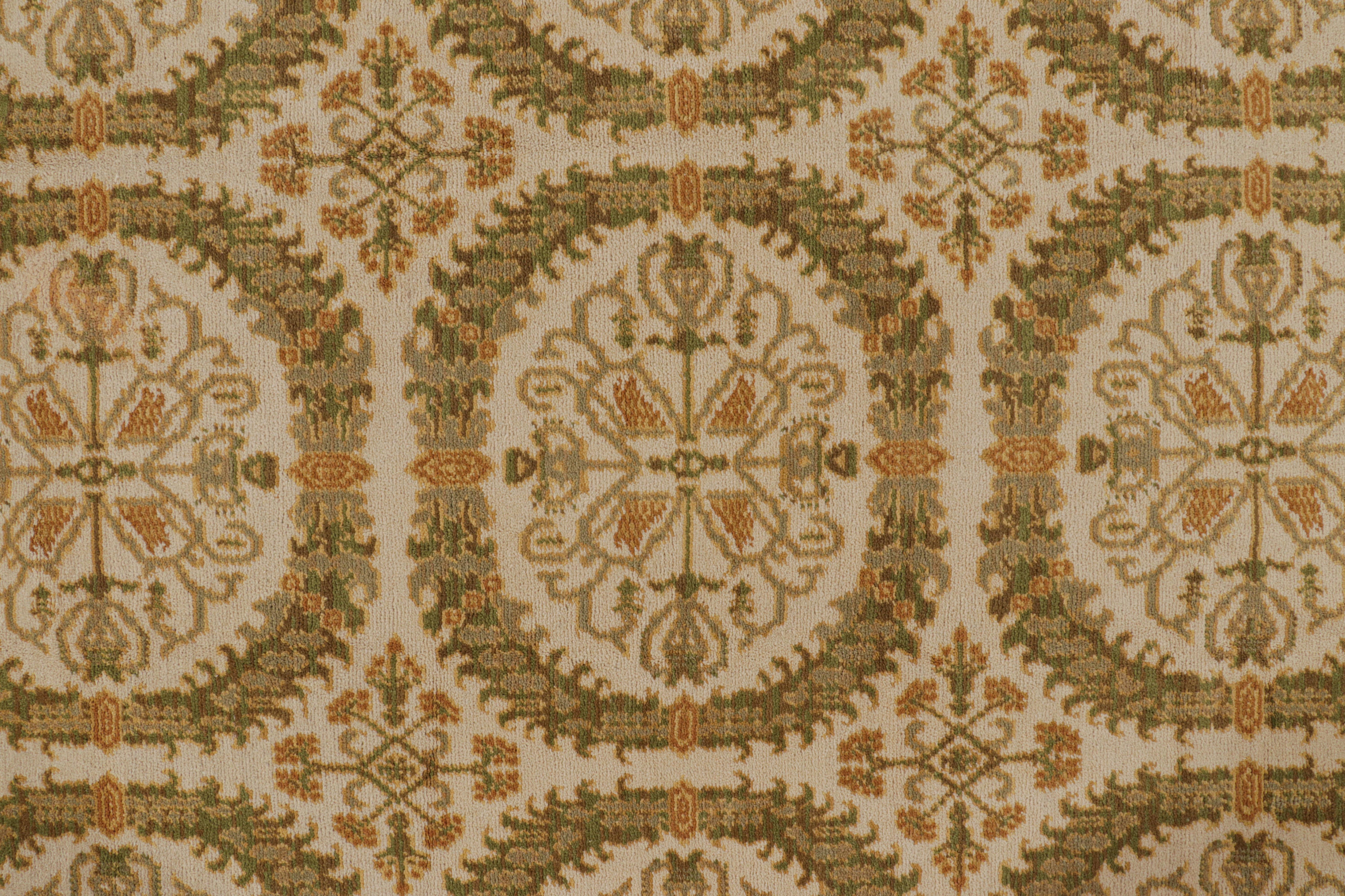 Espagnol Tapis espagnol ancien vert et beige avec motif de médaillon  Rug & Kilim en vente