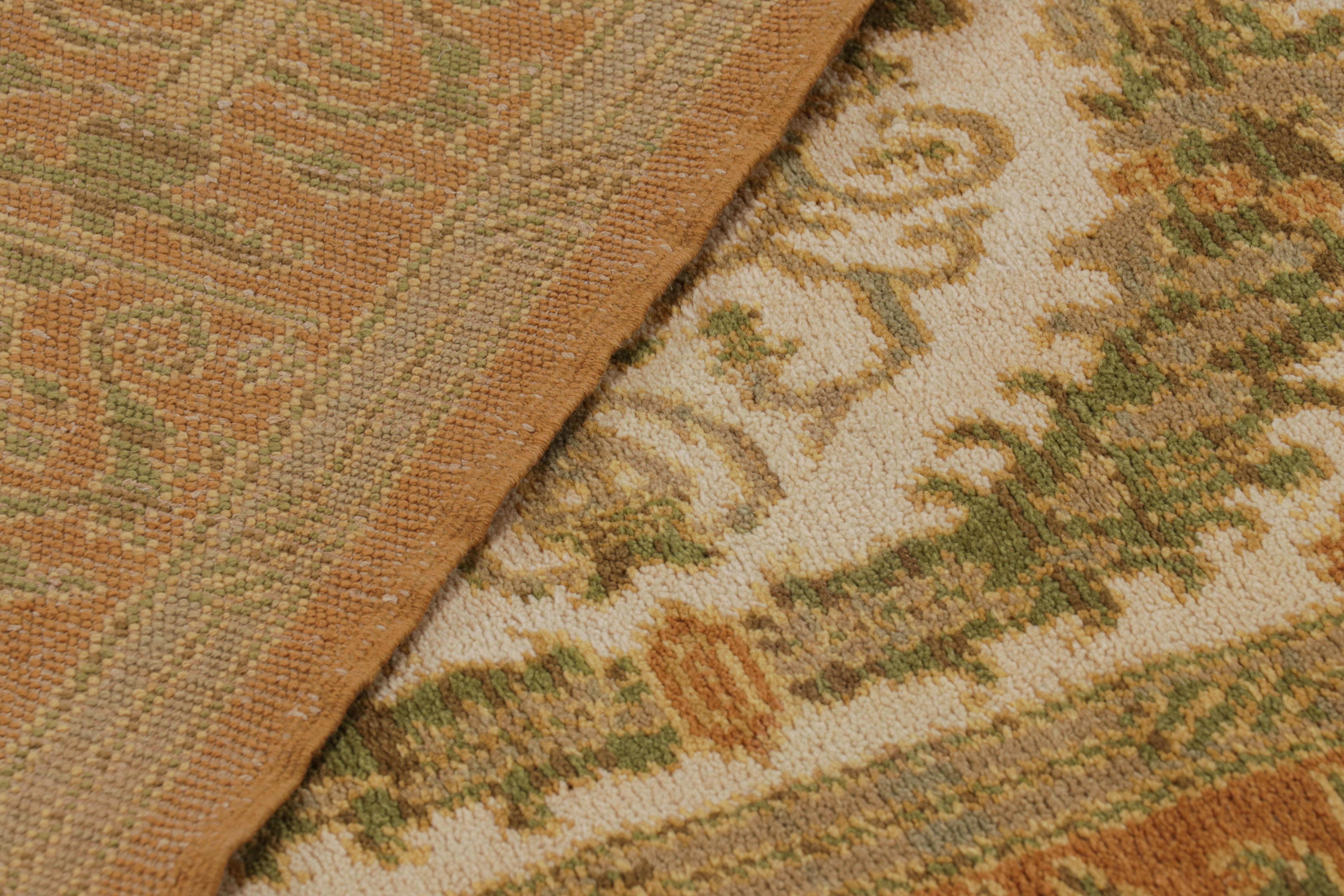 Tapis espagnol ancien vert et beige avec motif de médaillon  Rug & Kilim en vente 1