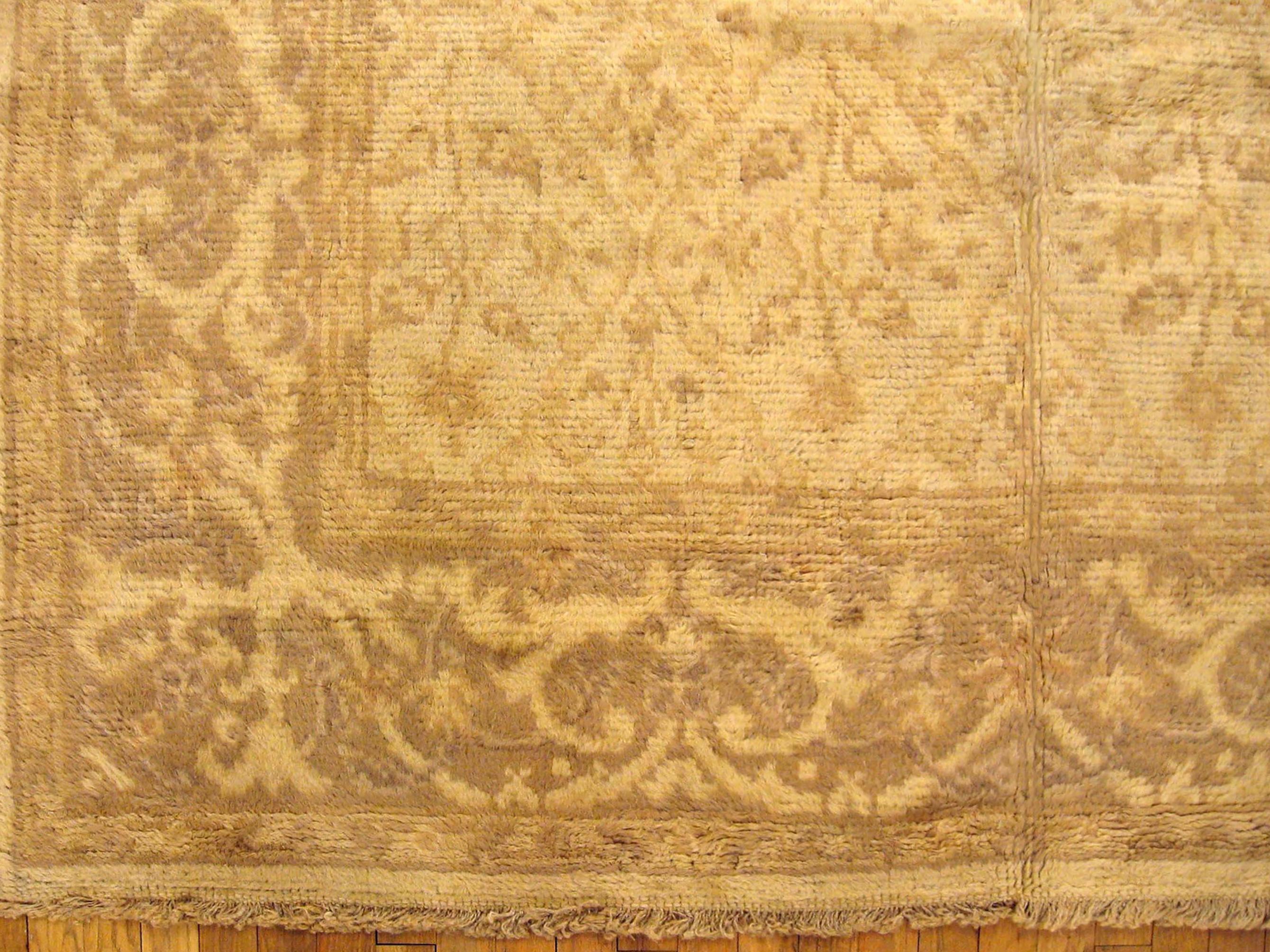 Antique Spanish Rug, in Room Size, W/ Diamond Design In Good Condition For Sale In New York, NY
