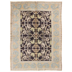 Tapis espagnol ancien avec motifs botaniques sur toute sa surface en noir, bleu clair et vert clair