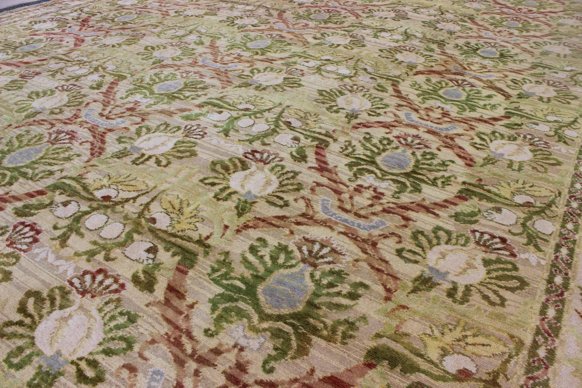 Gran alfombra española antigua con medallones circulares en varios tonos verdes Anudado a mano en venta