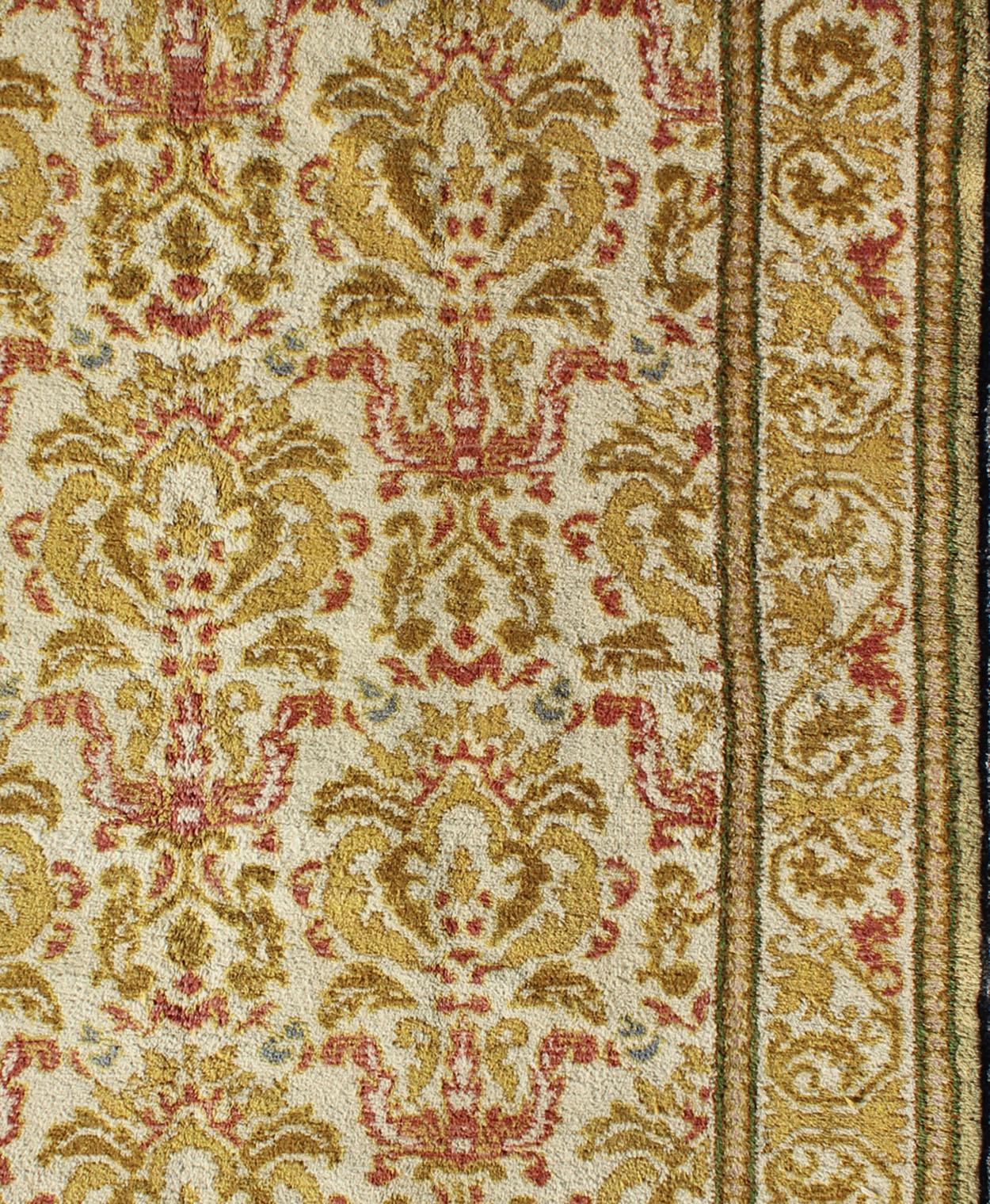 Antiker spanischer Teppich mit geblümtem Gelbgrün, hellbraunem, säuregrünem und Koralle (Spanisch Kolonial) im Angebot