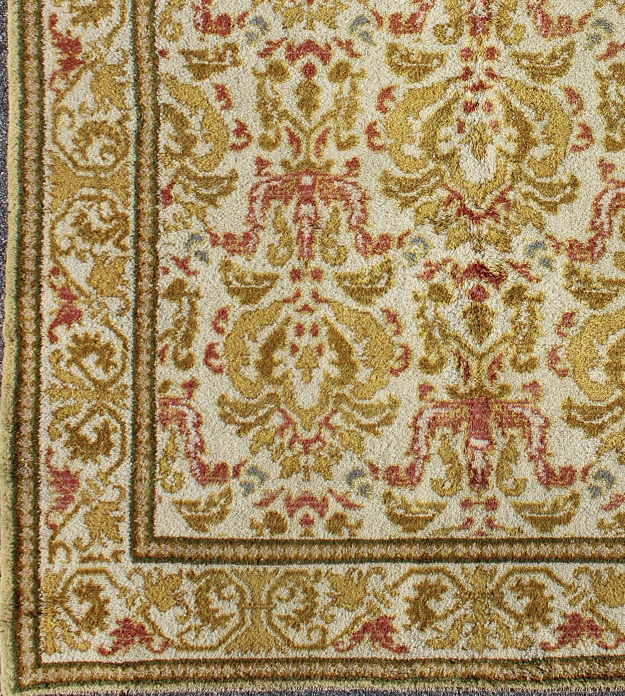 Antiker spanischer Teppich mit geblümtem Gelbgrün, hellbraunem, säuregrünem und Koralle (Spanisch) im Angebot