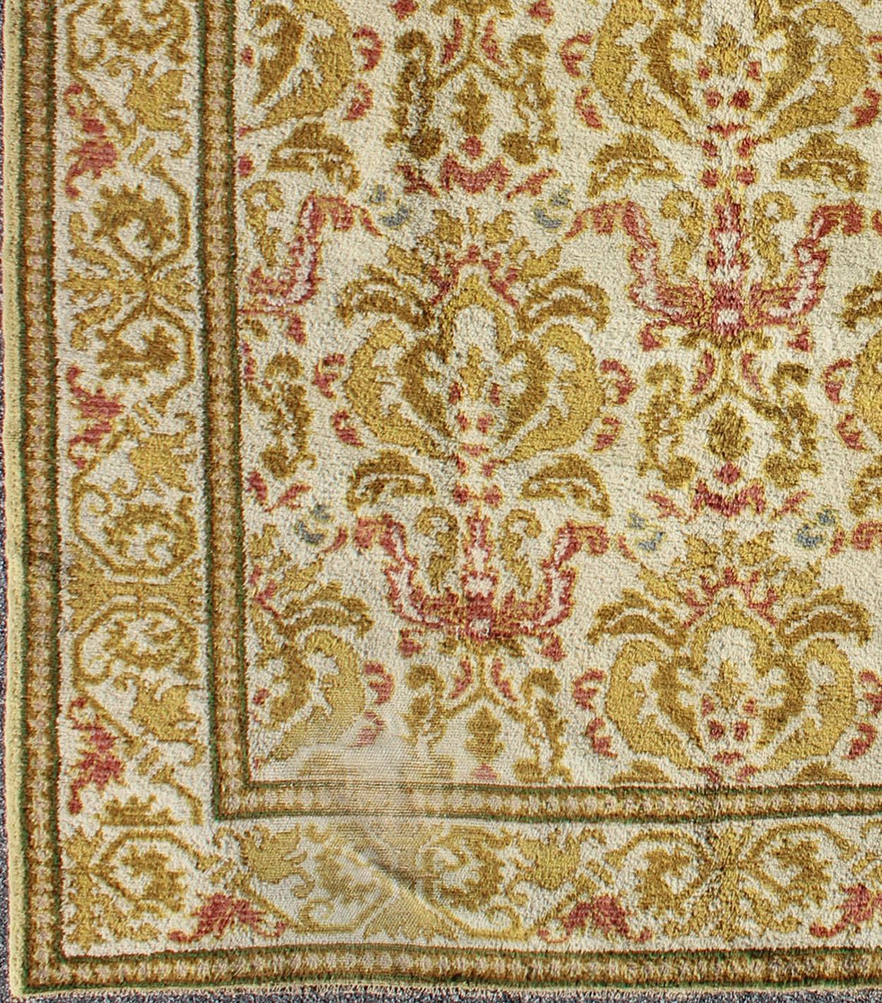 Antiker spanischer Teppich mit geblümtem Gelbgrün, hellbraunem, säuregrünem und Koralle (Handgeknüpft) im Angebot