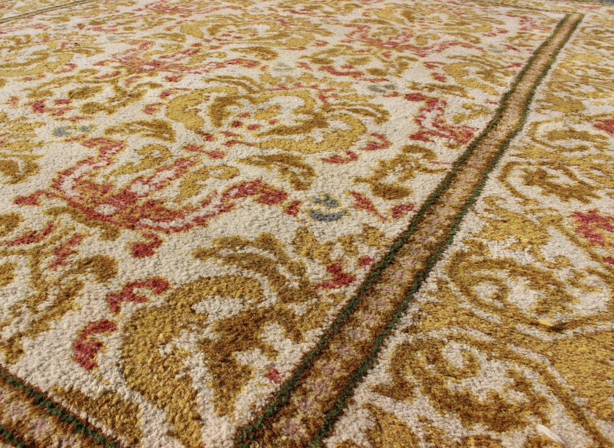 Antiker spanischer Teppich mit geblümtem Gelbgrün, hellbraunem, säuregrünem und Koralle (Wolle) im Angebot