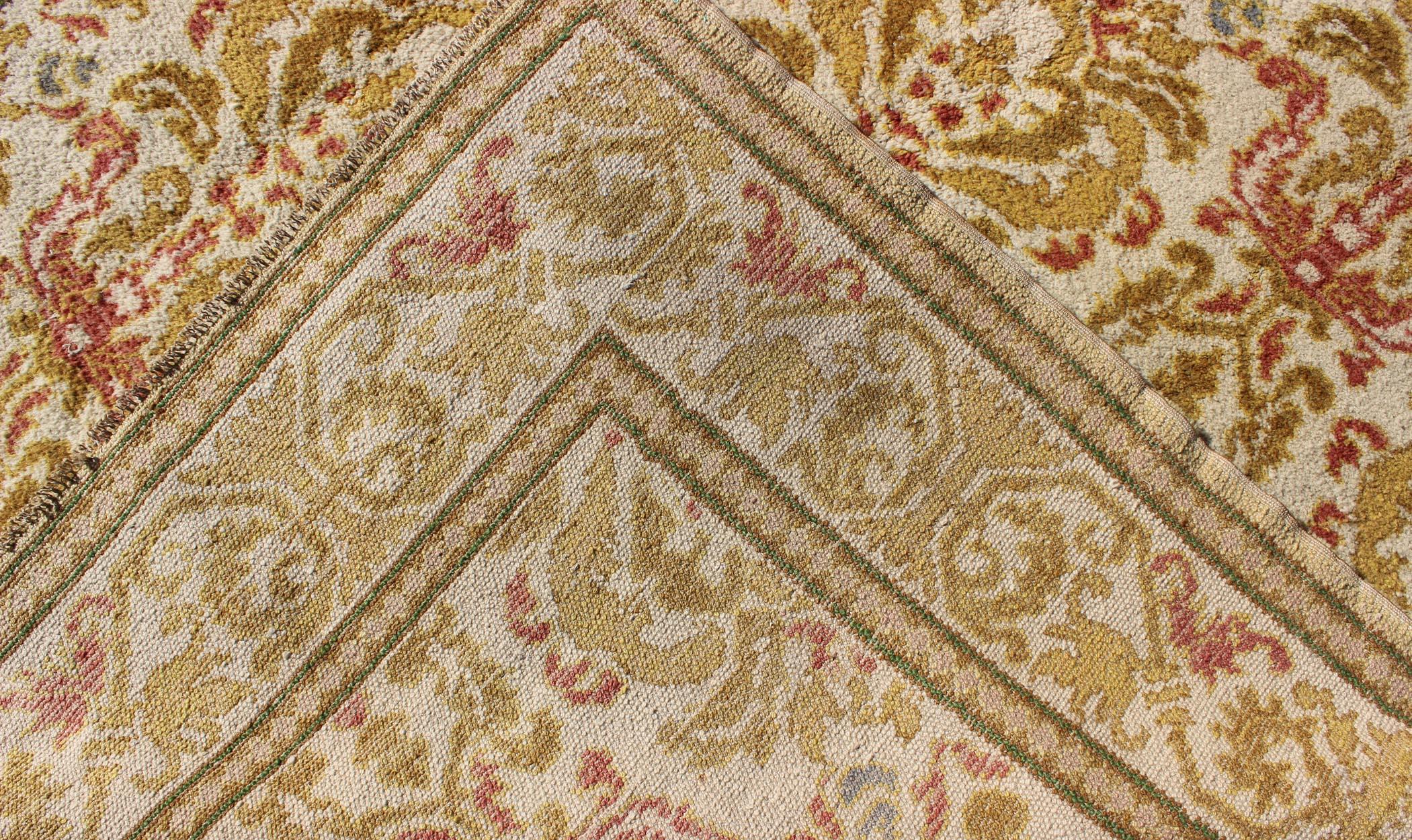 Antiker spanischer Teppich mit geblümtem Gelbgrün, hellbraunem, säuregrünem und Koralle im Angebot 1