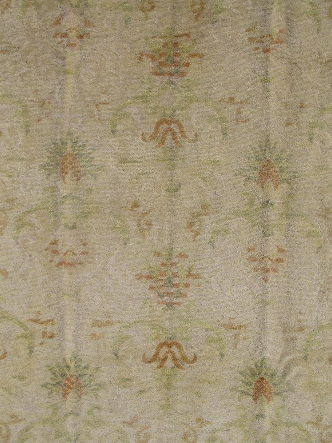 Alfombra Española Antigua con Floral Verde Amarillo, Marrón Claro, Verde Ácido y Marfil Colonial español en venta